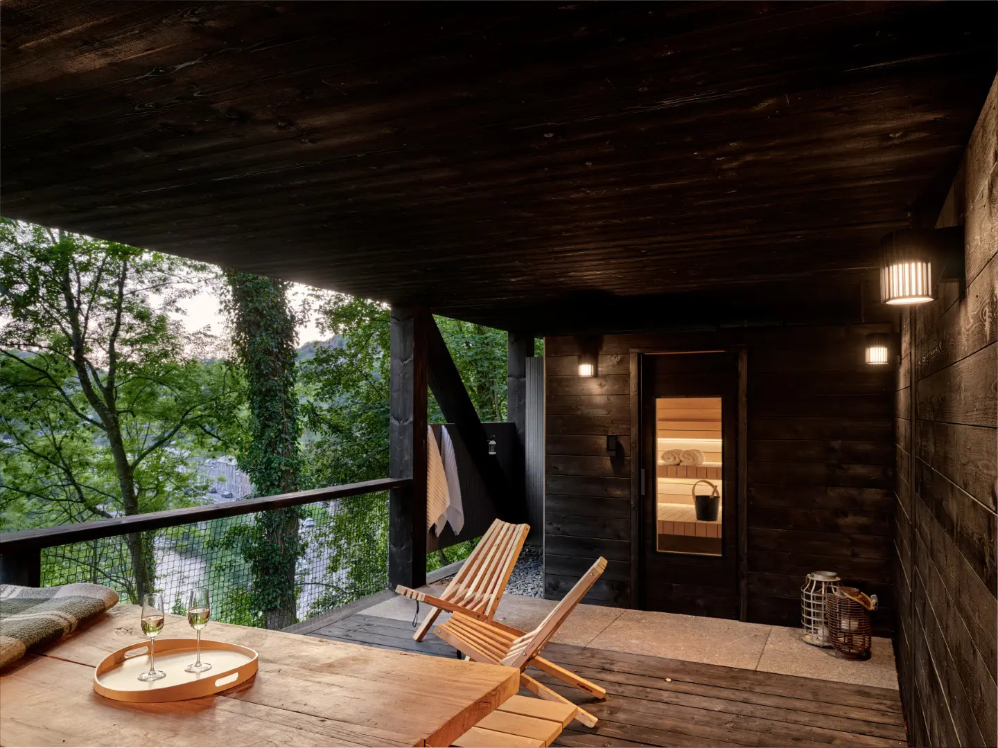 terrasse cabane en bois contemporaine dans la forêt des Ardennes Eagle par Hutstuf terrasse cabane en bois contemporaine dans la forêt des Ardennes Eagle par Hutstuf
