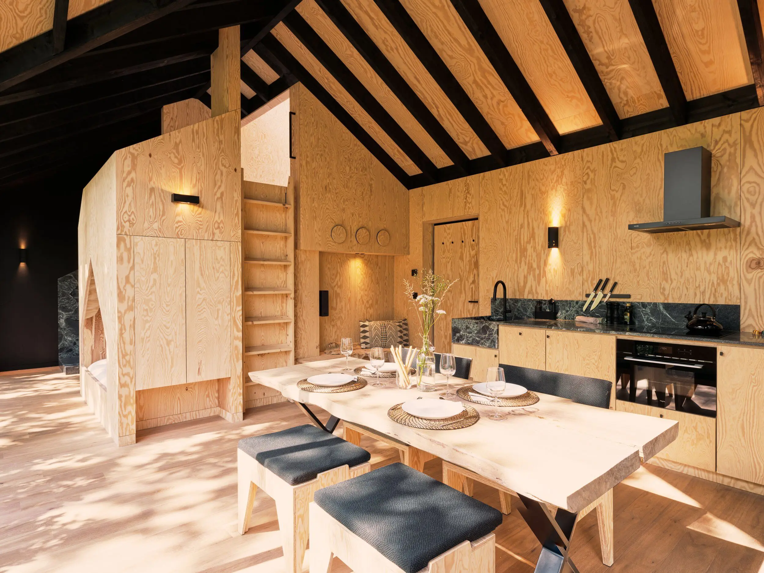 cuisine ouverte et salle à manger cabane en bois contemporaine dans la forêt des Ardennes Eagle par Hutstuf cuisine ouverte et salle à manger cabane en bois contemporaine dans la forêt des Ardennes Eagle par Hutstuf