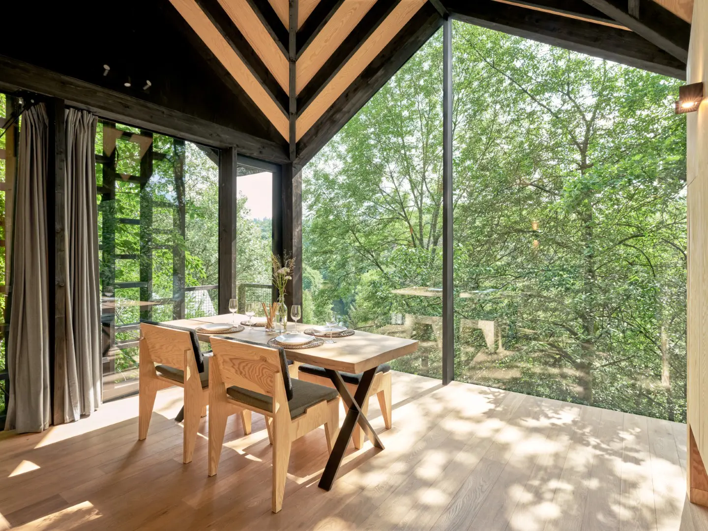 salle à manger avec baie vitrée cabane en bois contemporaine dans la forêt des Ardennes Eagle par Hutstuf salle à manger avec baie vitrée cabane en bois contemporaine dans la forêt des Ardennes Eagle par Hutstuf