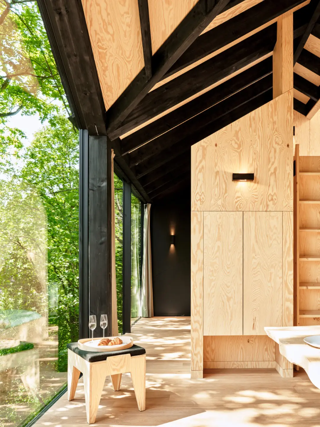 salle à manger cabane en bois contemporaine dans la forêt des Ardennes Eagle par Hutstuf salle à manger cabane en bois contemporaine dans la forêt des Ardennes Eagle par Hutstuf