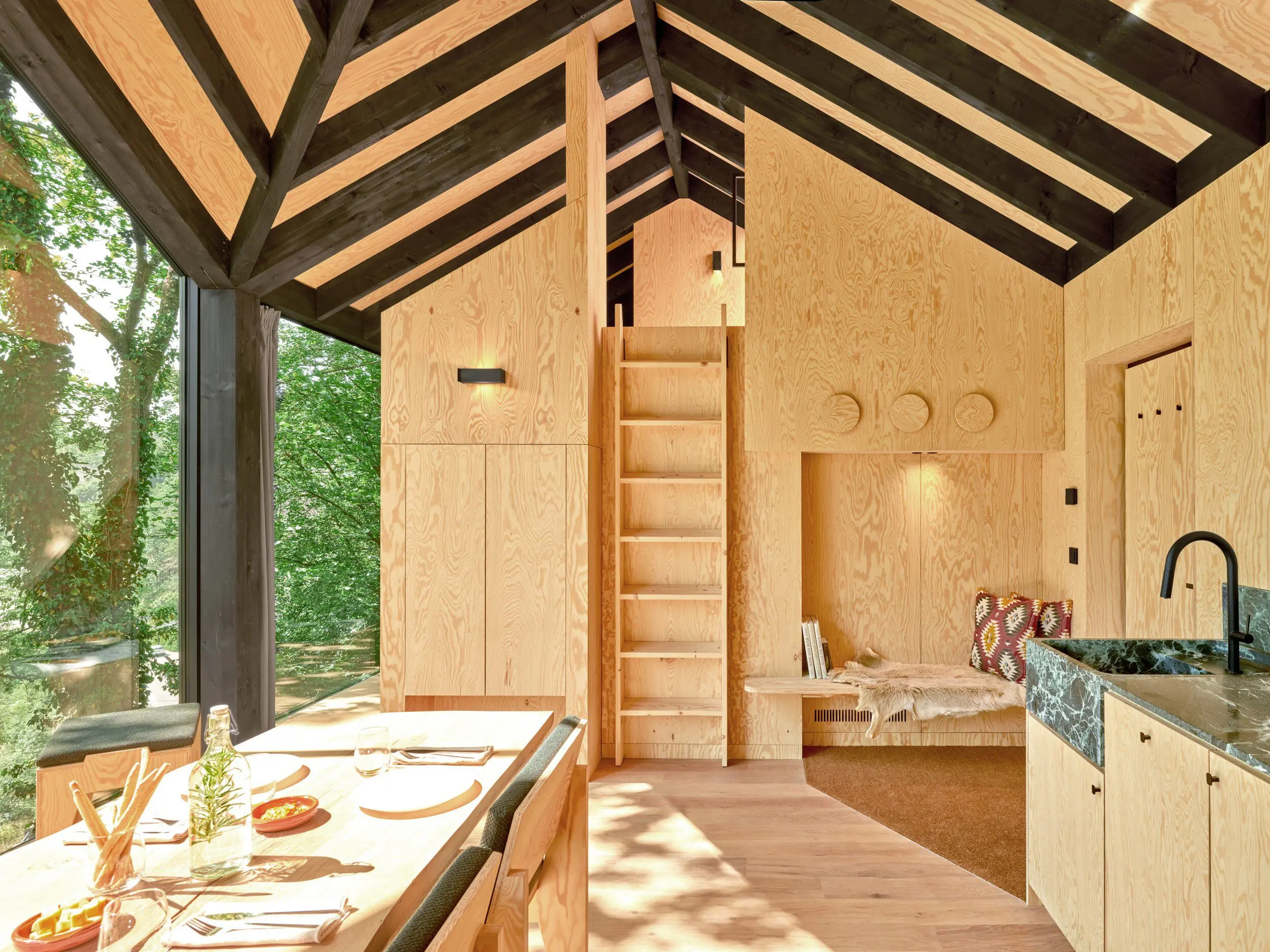 cuisine ouverte et salle à manger cabane en bois contemporaine dans la forêt des Ardennes Eagle par Hutstuf cuisine ouverte et salle à manger cabane en bois contemporaine dans la forêt des Ardennes Eagle par Hutstuf