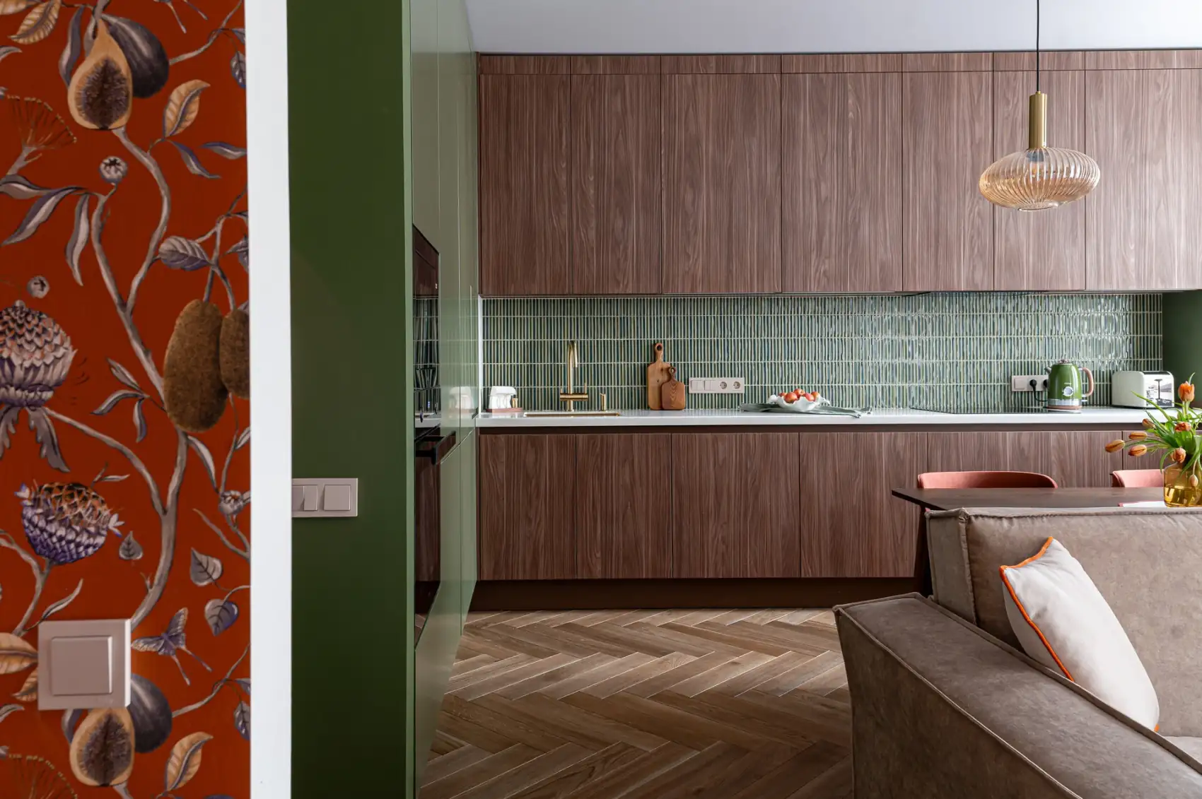 cuisine noyer carrelage vert dans salon décoration contemporaine canapé marron deux-pièces de 61m2