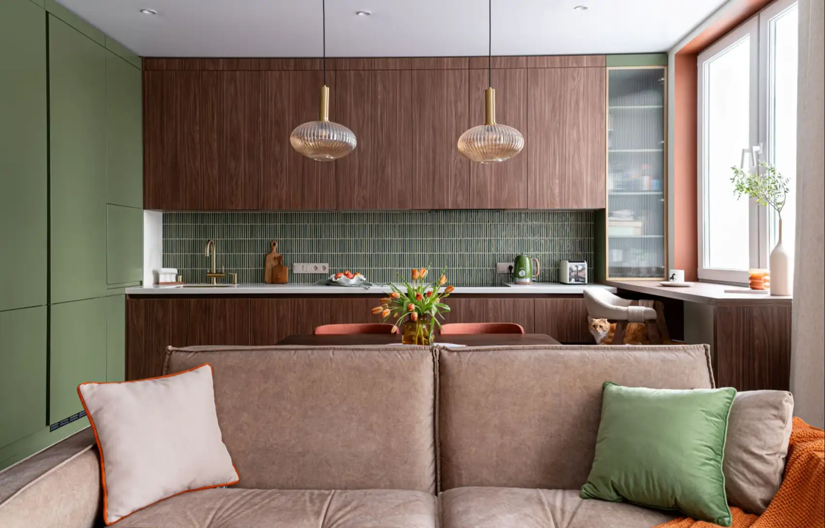 cuisine noyer carrelage vert dans salon décoration contemporaine canapé marron deux-pièces de 61m2