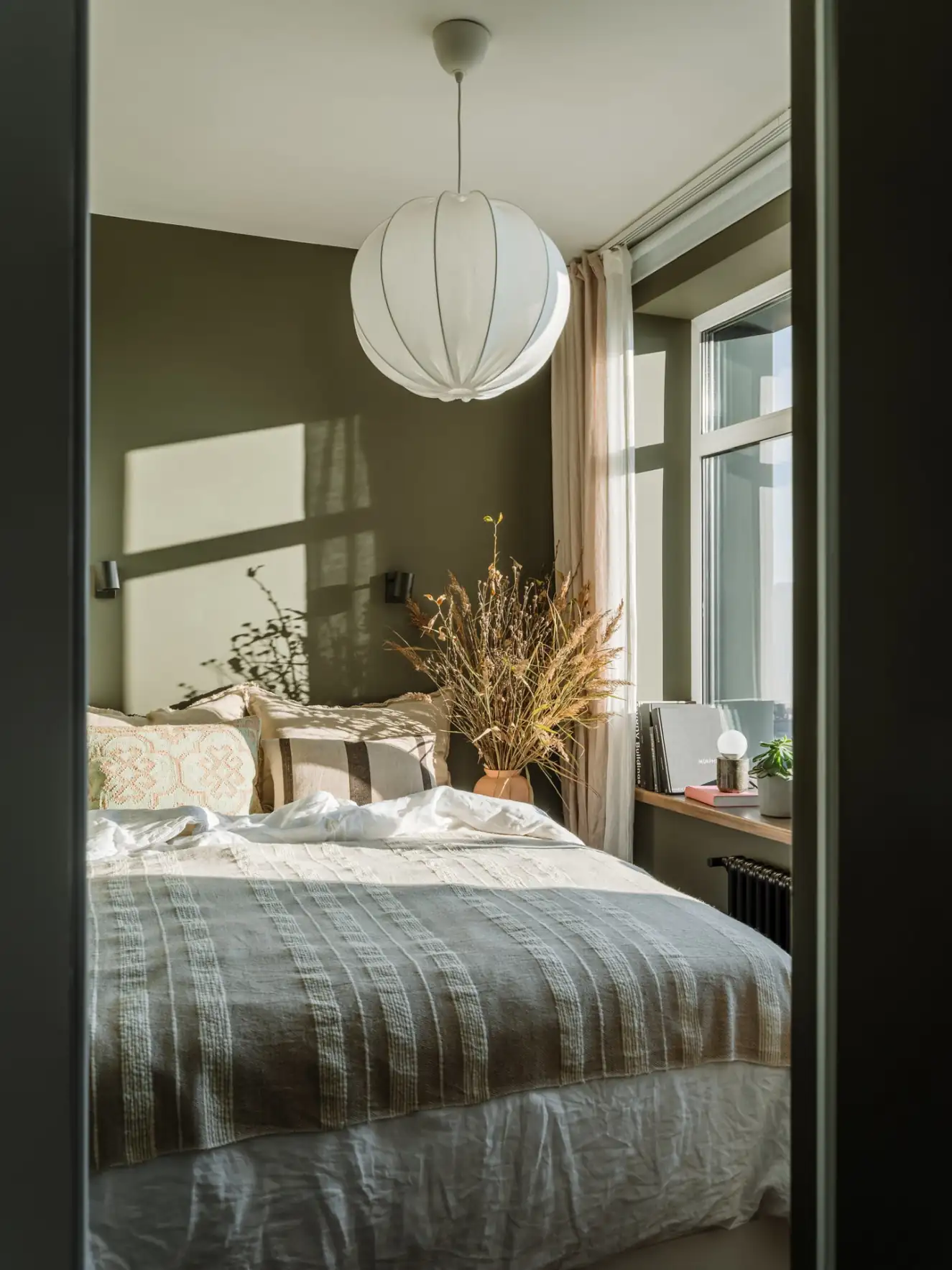 chambre vert olive dans ancien studio de 35m2 transformé en deux-pièces décoration contemporaine chambre vert olive dans ancien studio de 35m2 transformé en deux-pièces décoration contemporaine