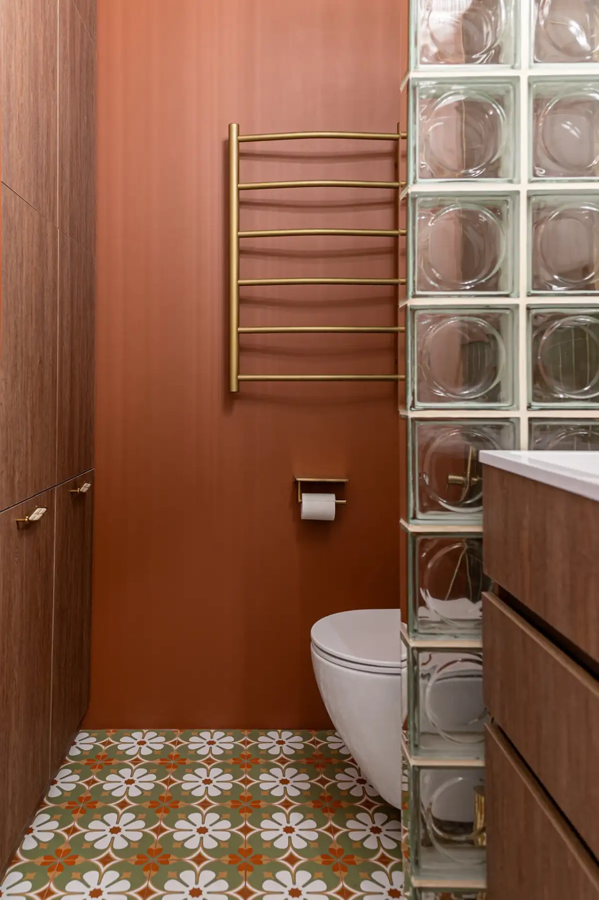salle de bain vintage orange et verte avec carrelage et bloc de verre deux-pièces de 61m2 