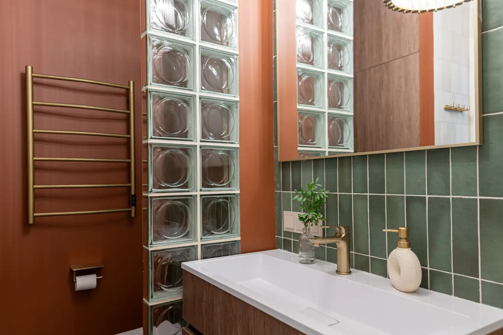 salle de bain vintage orange et verte avec carrelage et bloc de verre deux-pièces de 61m2