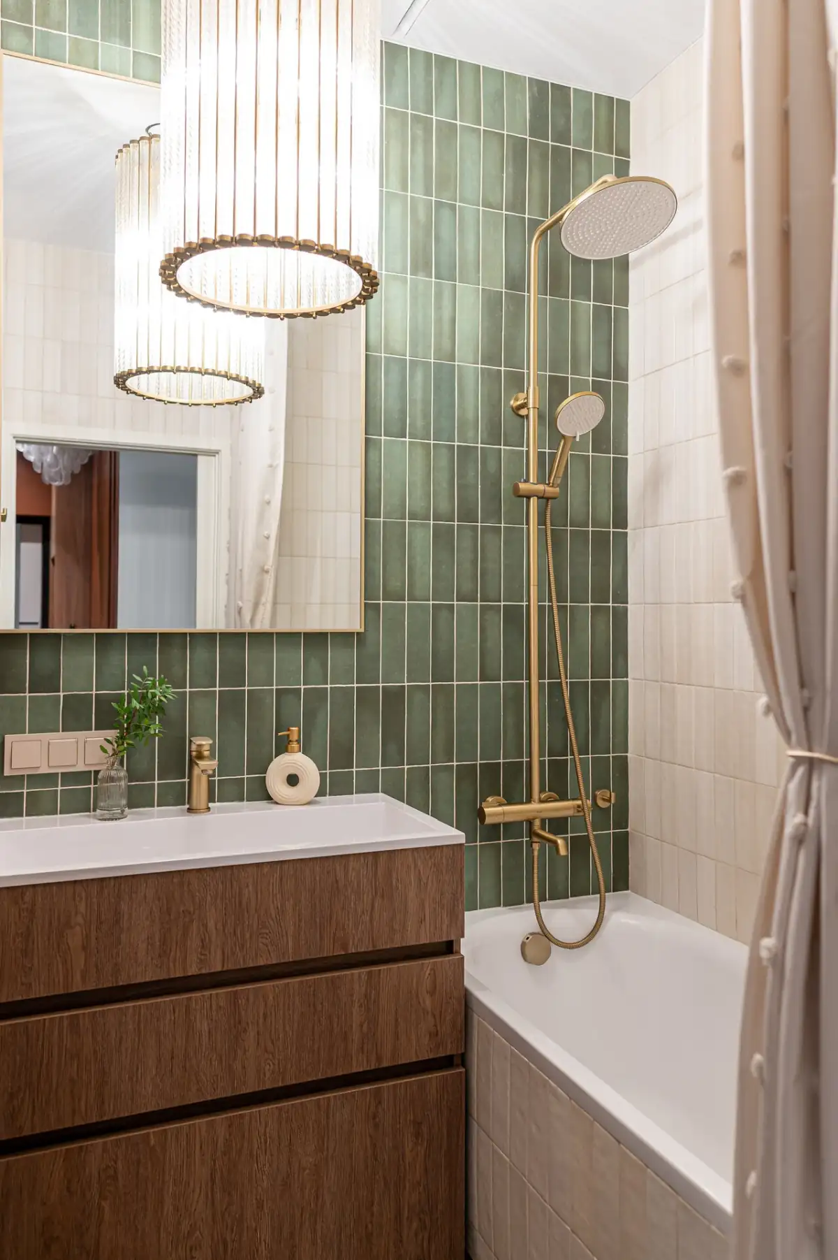 salle de bain moderne noyer et vert deux-pièces de 61m2