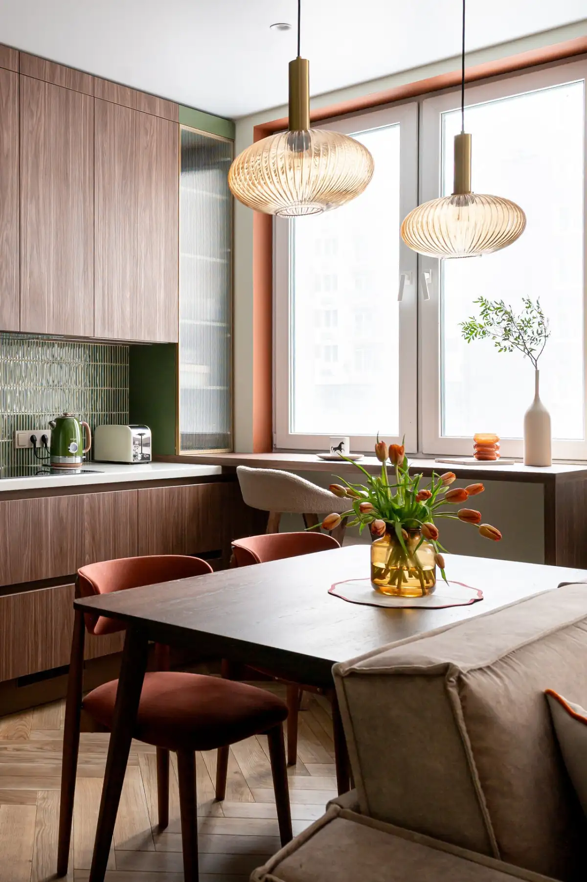 cuisine noyer carrelage vert dans salon décoration contemporaine canapé marron deux-pièces de 61m2