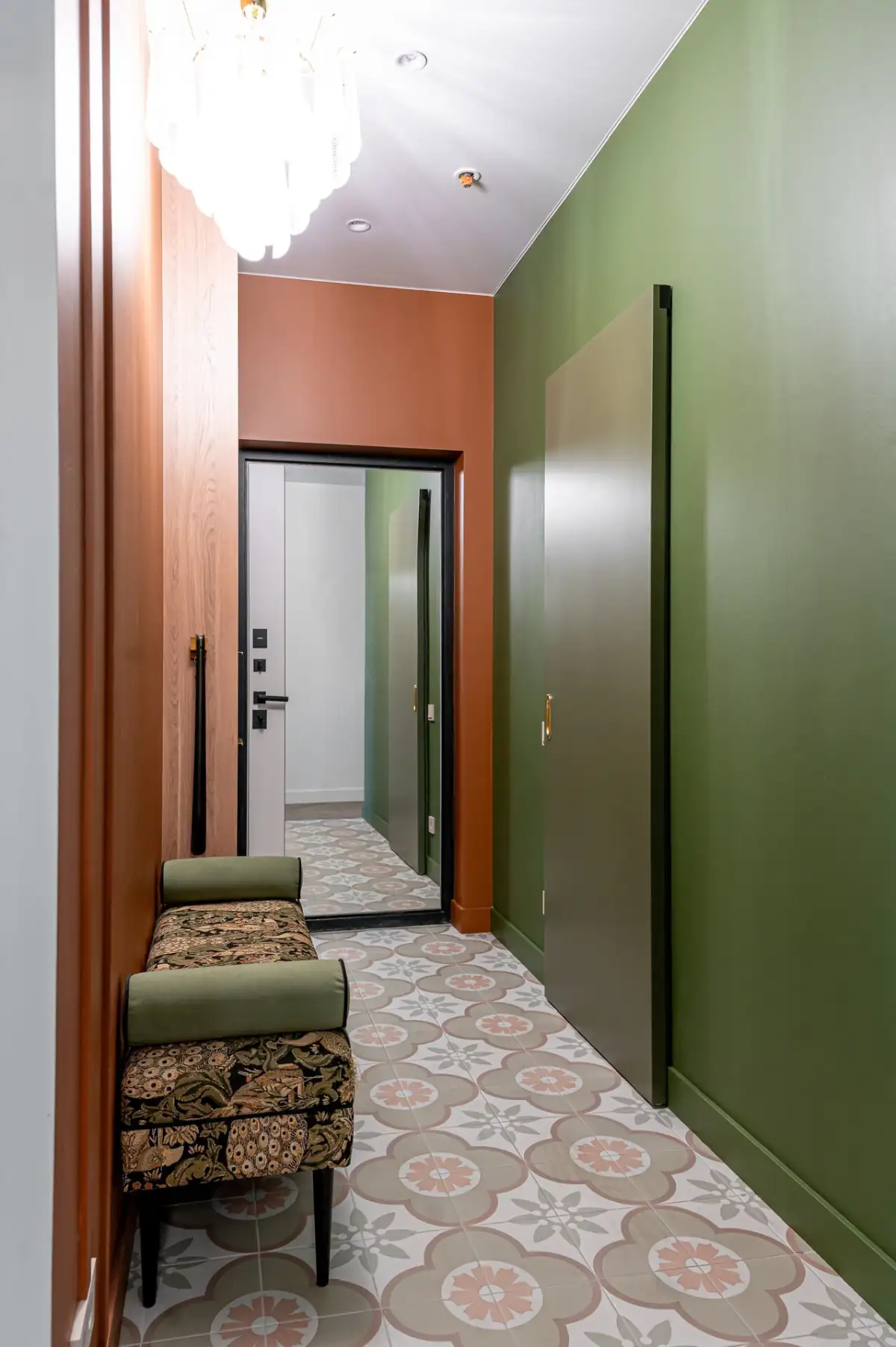 entrée orange et verte deux-pièces de 61m2
