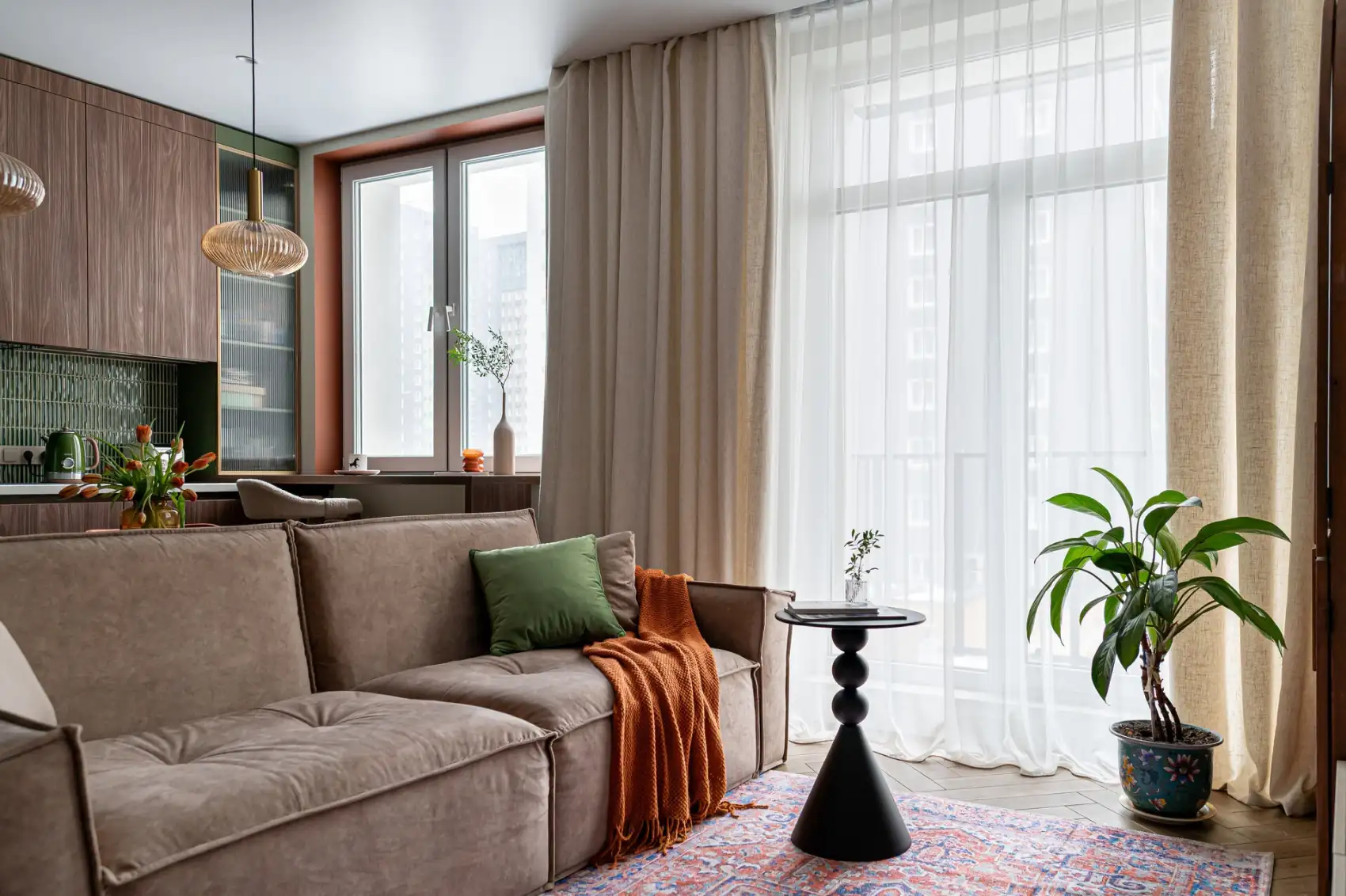 cuisine noyer carrelage vert dans salon décoration contemporaine canapé marron deux-pièces de 61m2
