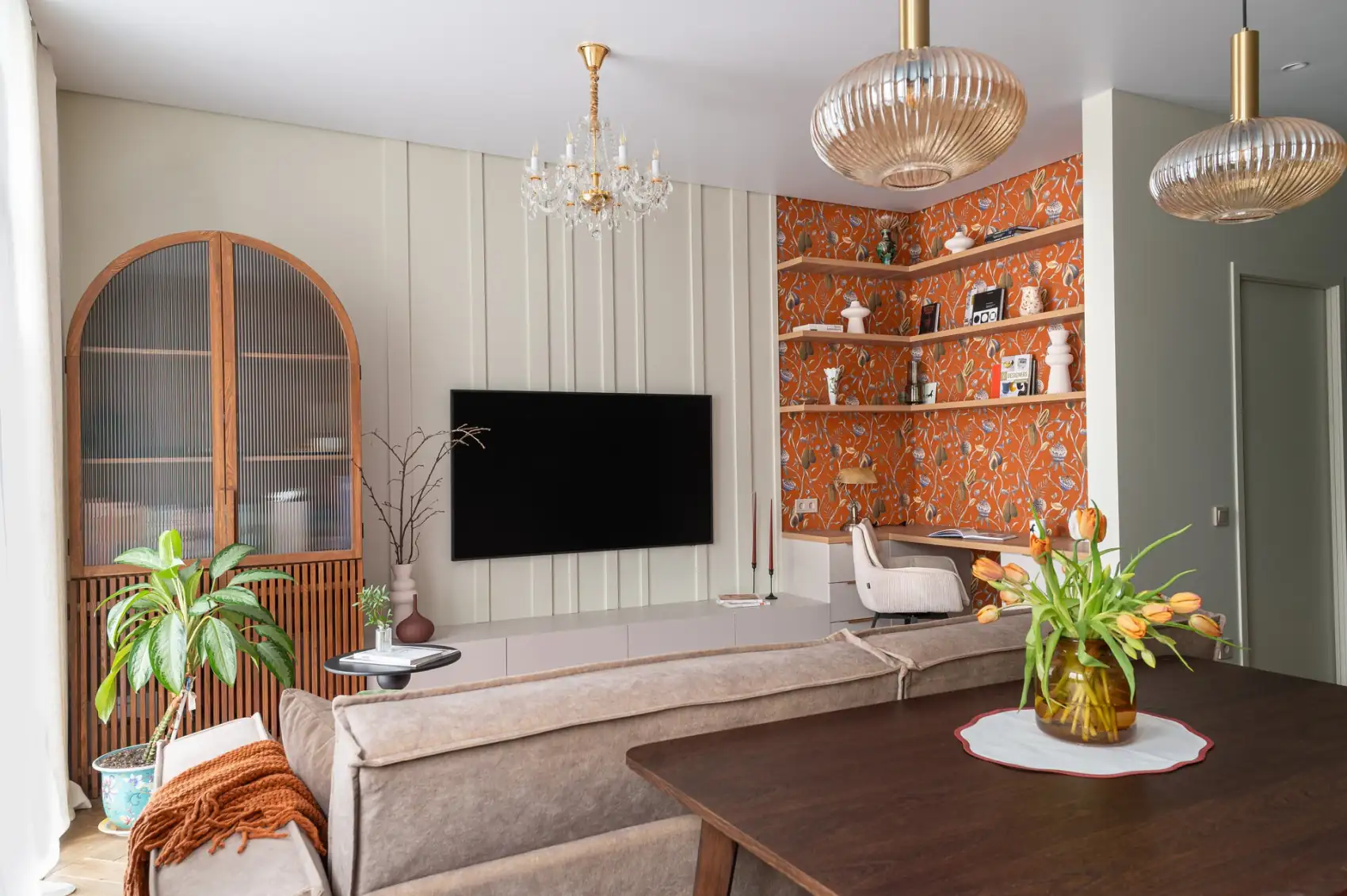 salon décoration contemporaine canapé marron deux-pièces de 61m2 espace bureau avec papier-peint vintage orange