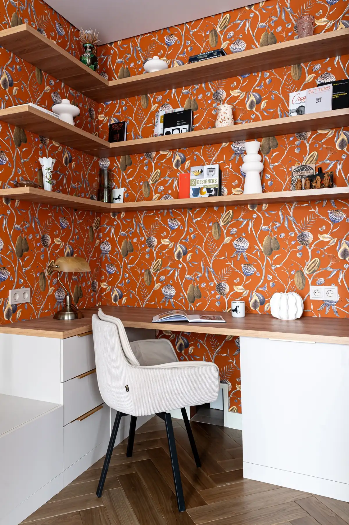 deux-pièces de 61m2 espace bureau avec papier-peint vintage orange