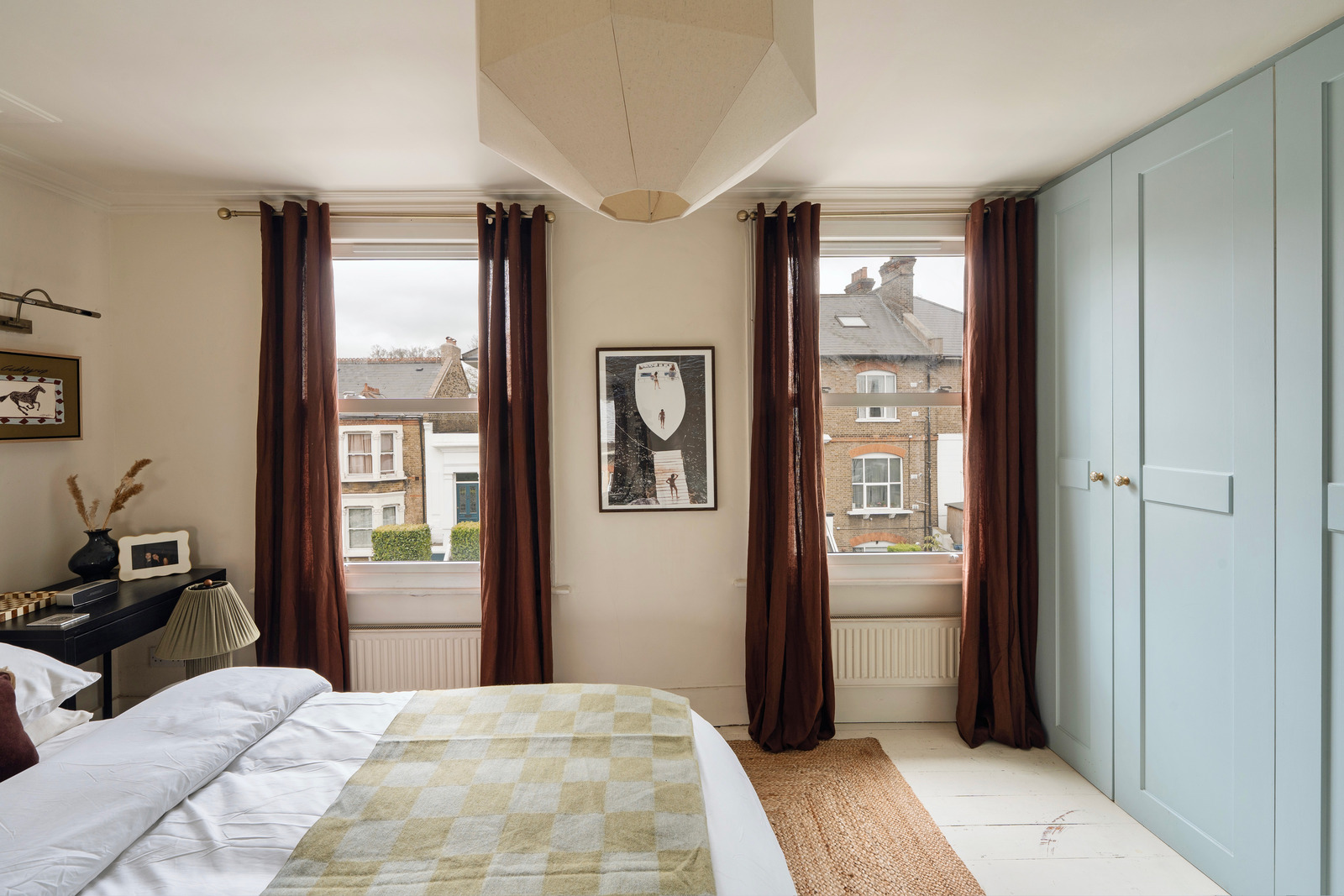 chambre avec placard dressing bleu décoration contemporaine maison victorienne rénovée Londres