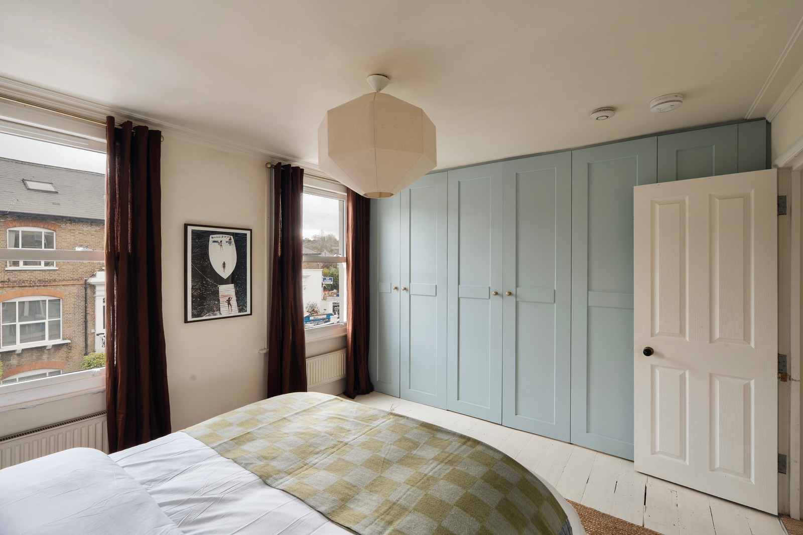 chambre avec placard dressing bleu décoration contemporaine maison victorienne rénovée Londres