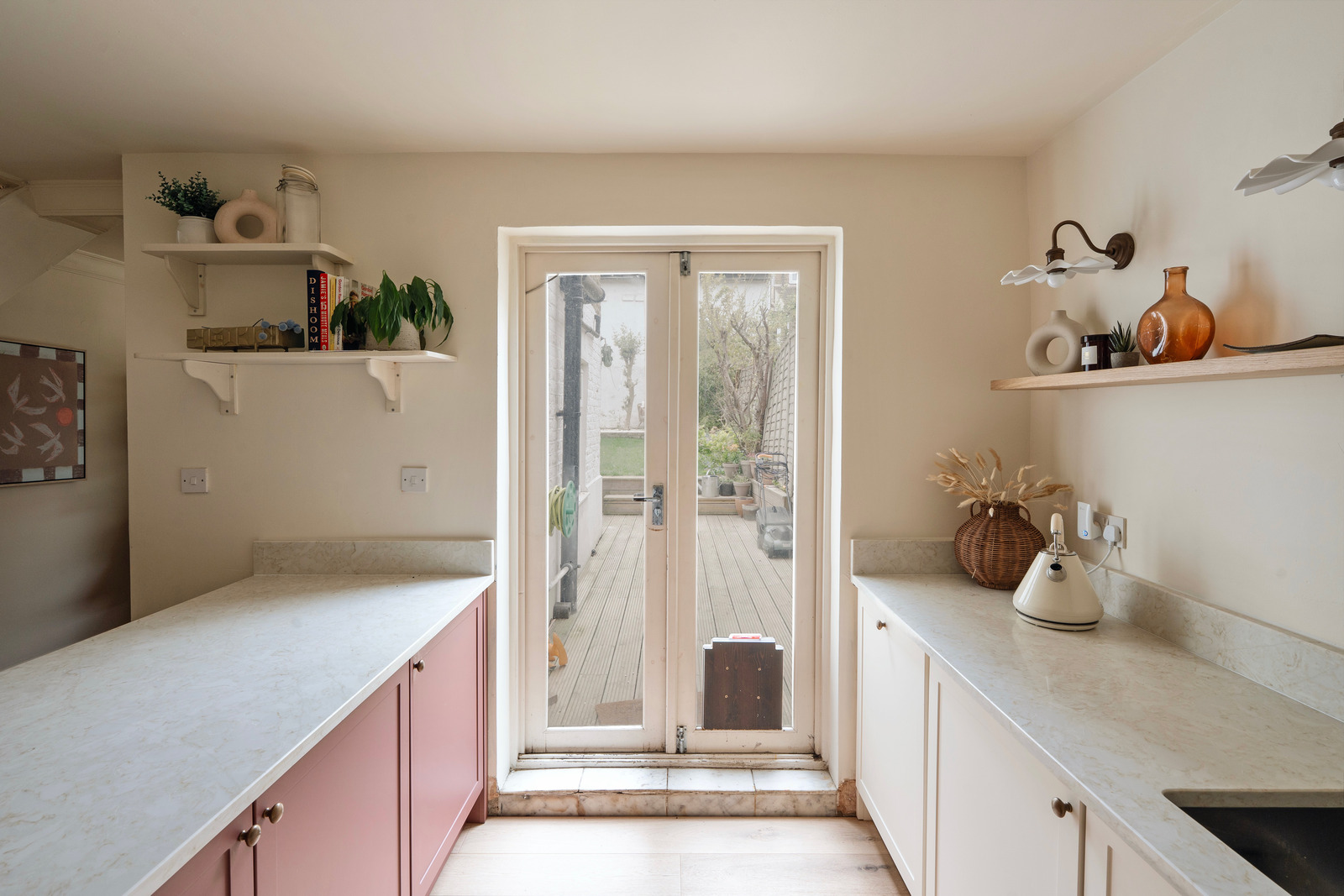 cuisine Shaker rose décoration contemporaine maison victorienne rénovée Londres