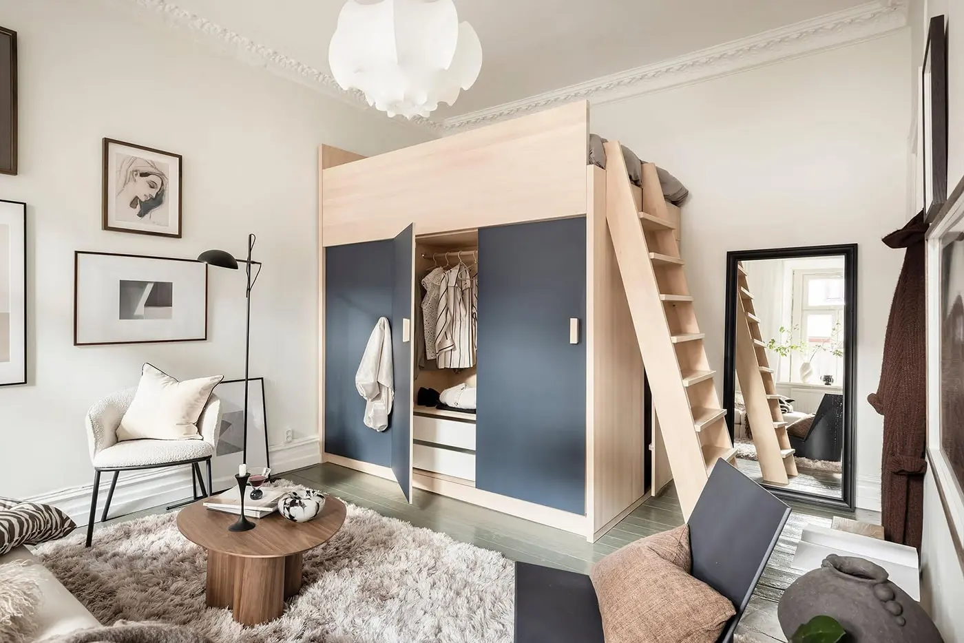 studio aménagé avec lit sur mezzanine et dressing