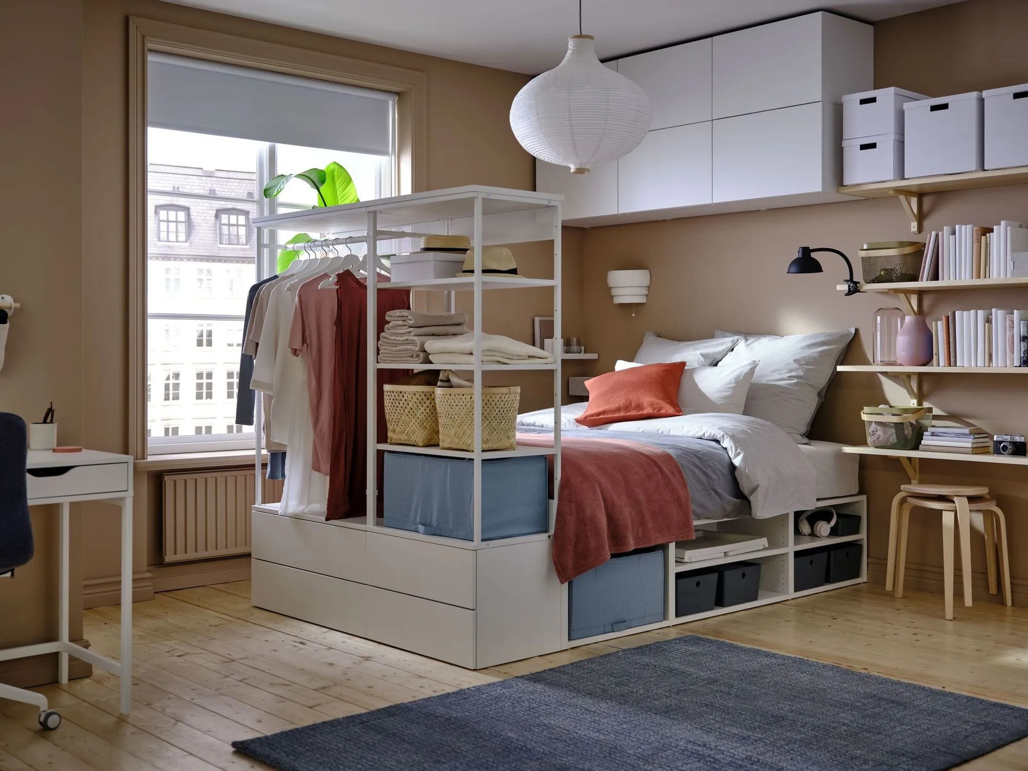 studio aménagé avec lit séparé par dressing IKEA