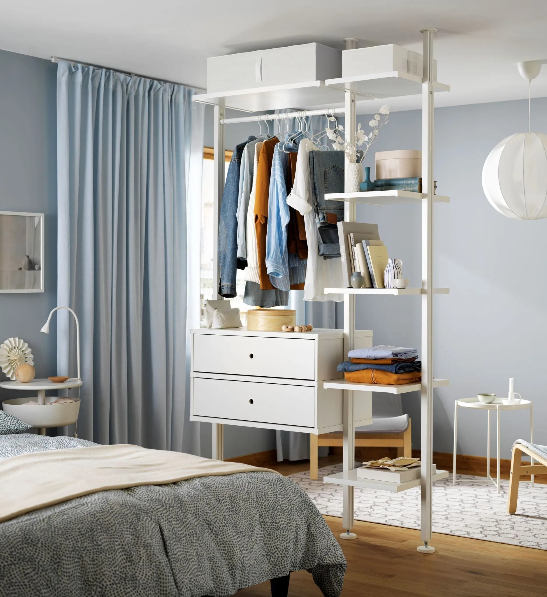 studio aménagé avec lit séparé par dressing IKEA