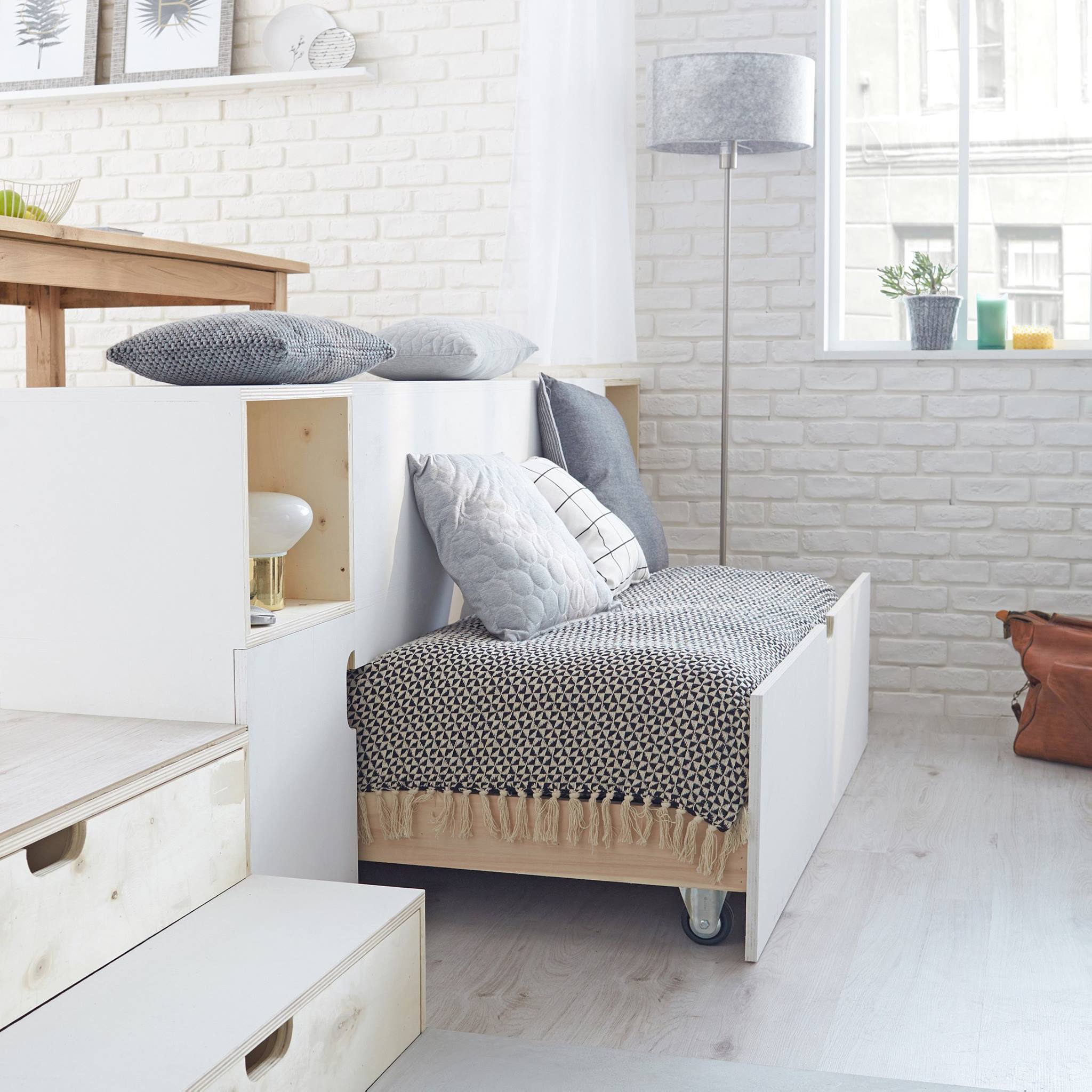studio aménagé avec lit escamotable dans une estrade