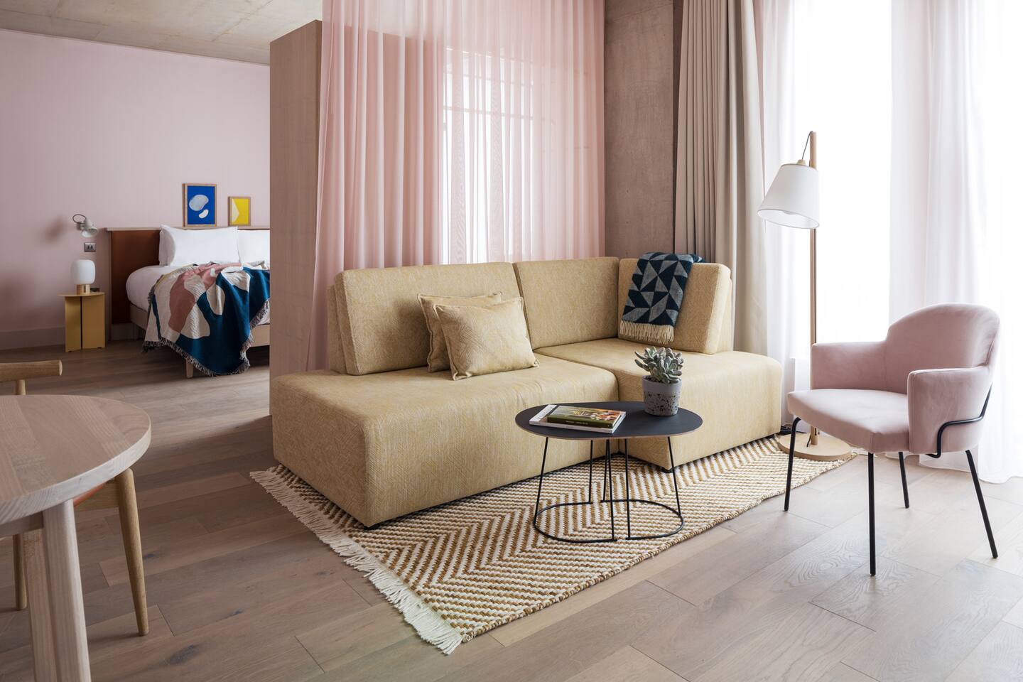 studio aménagé avec lit derrière un rideau