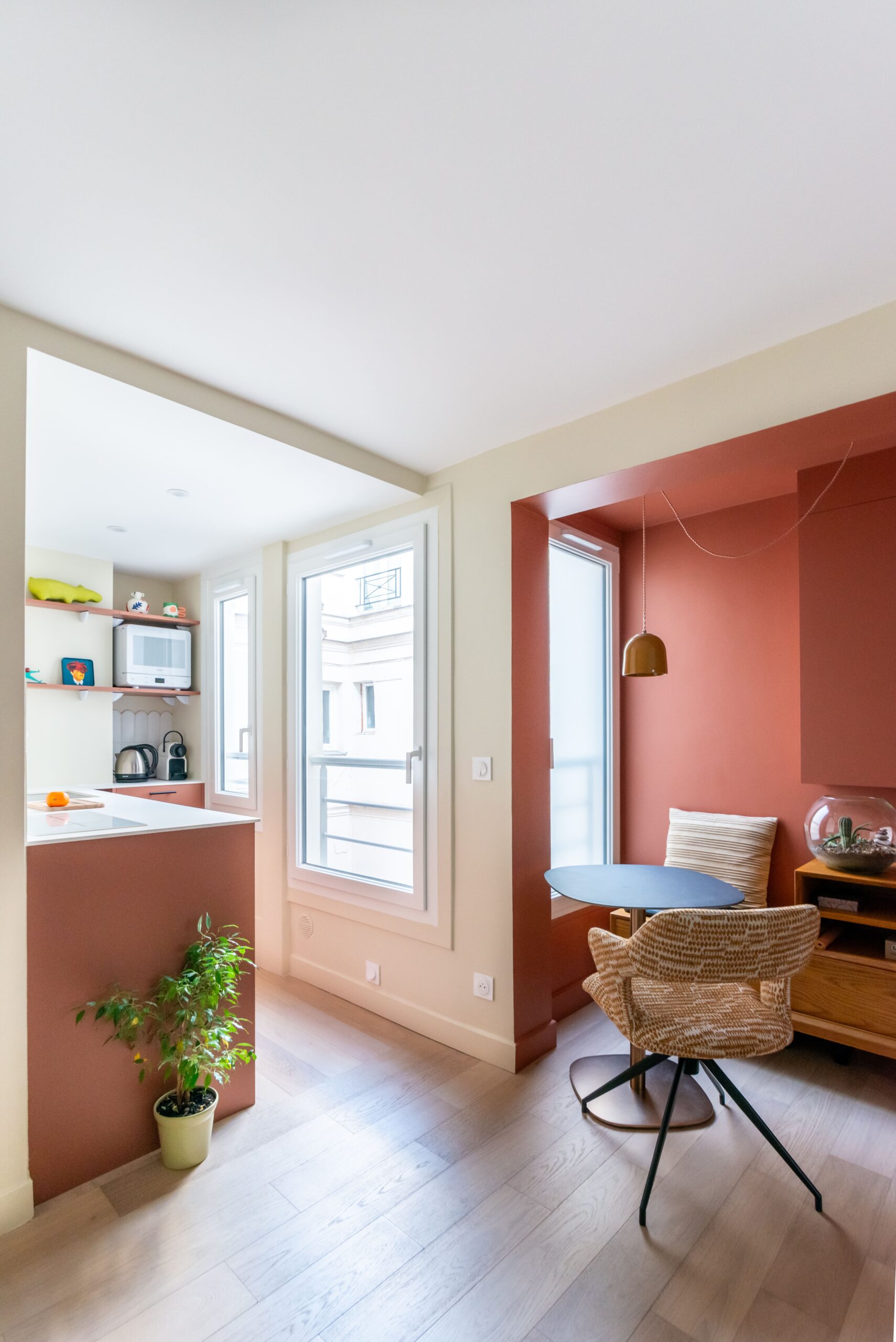 salon et cuisine rose studio 20m2 dans Paris Photo : © Marie de Smilzz salon et cuisine rose studio 20m2 dans Paris Photo : © Marie de Smilzz