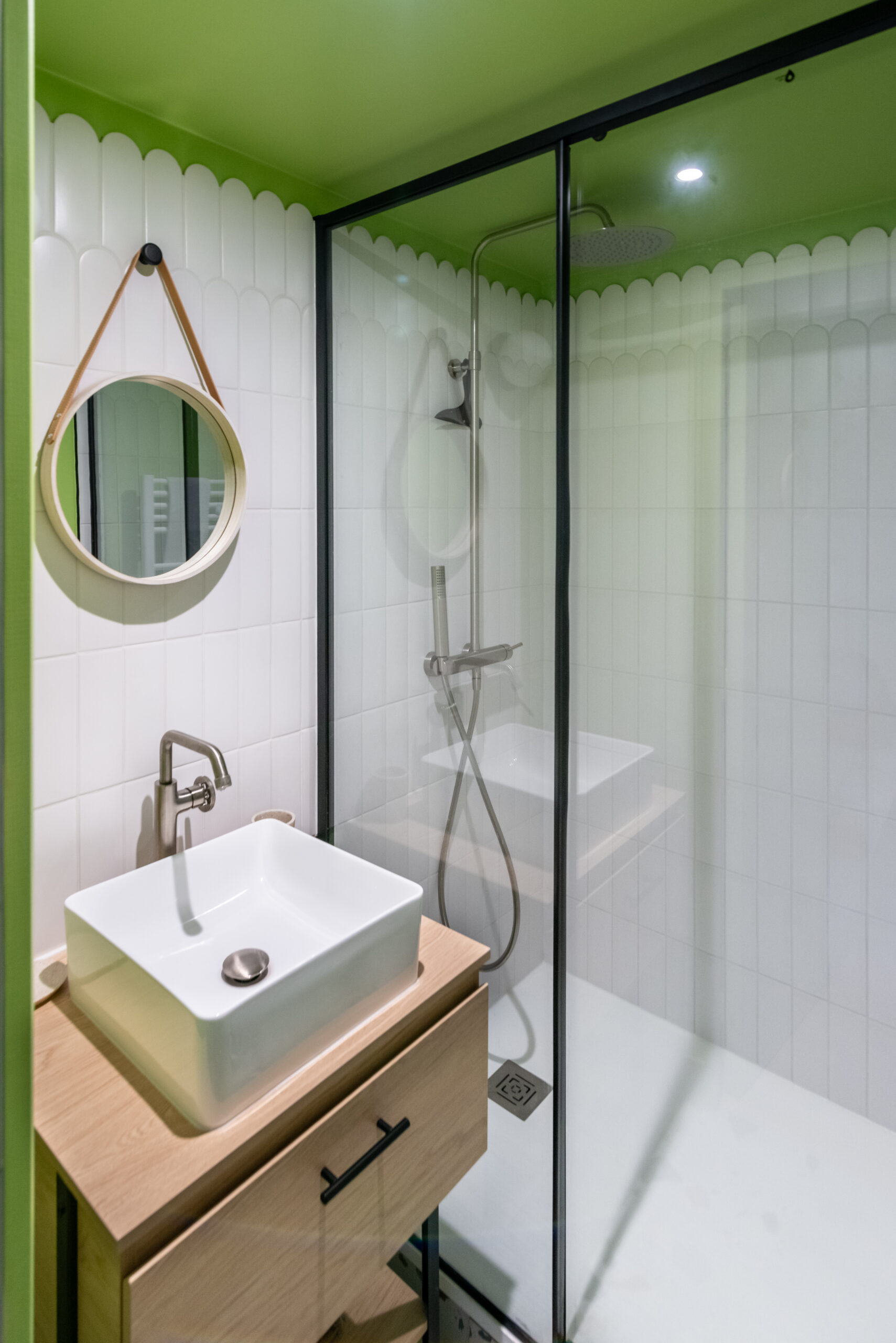 salle de bain vert pomme et blanche studio 20m2 dans Paris Photo : © Marie de Smilzz salle de bain vert pomme et blanche studio 20m2 dans Paris Photo : © Marie de Smilzz