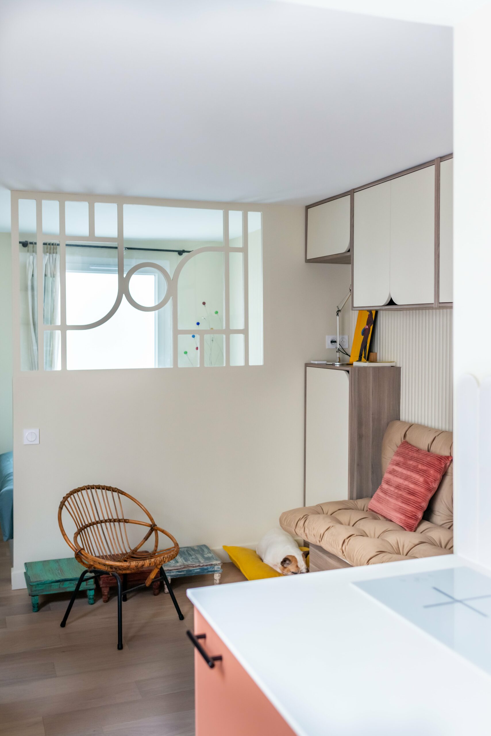 salon avec verrière blanche studio 20m2 dans Paris Photo : © Marie de Smilzz salon avec verrière blanche studio 20m2 dans Paris Photo : © Marie de Smilzz