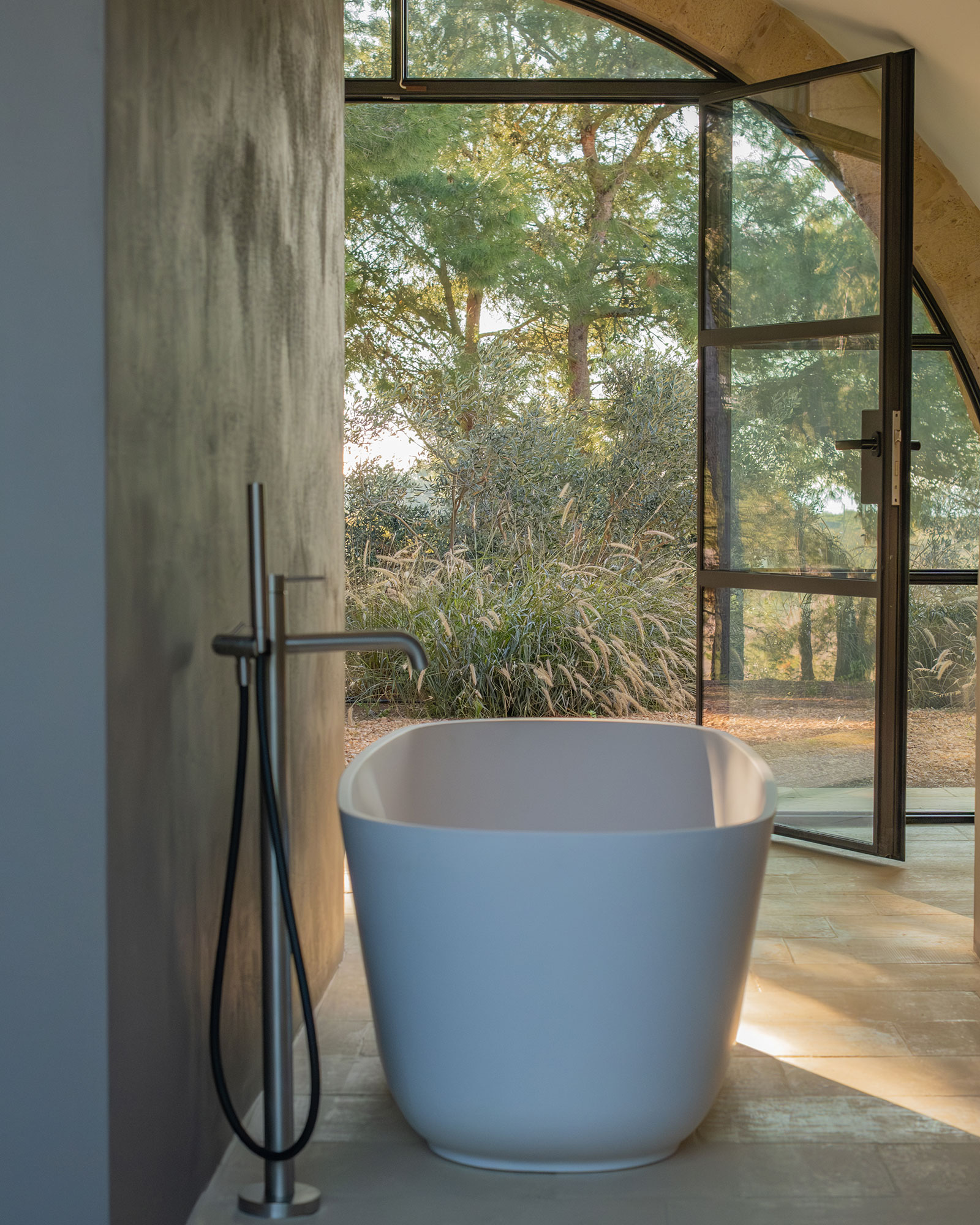 salle de bain minimaliste avec baie vitrée cintrée maison dans les Pouilles masseria Li Cafari salle de bain minimaliste avec baie vitrée cintrée maison dans les Pouilles masseria Li Cafari
