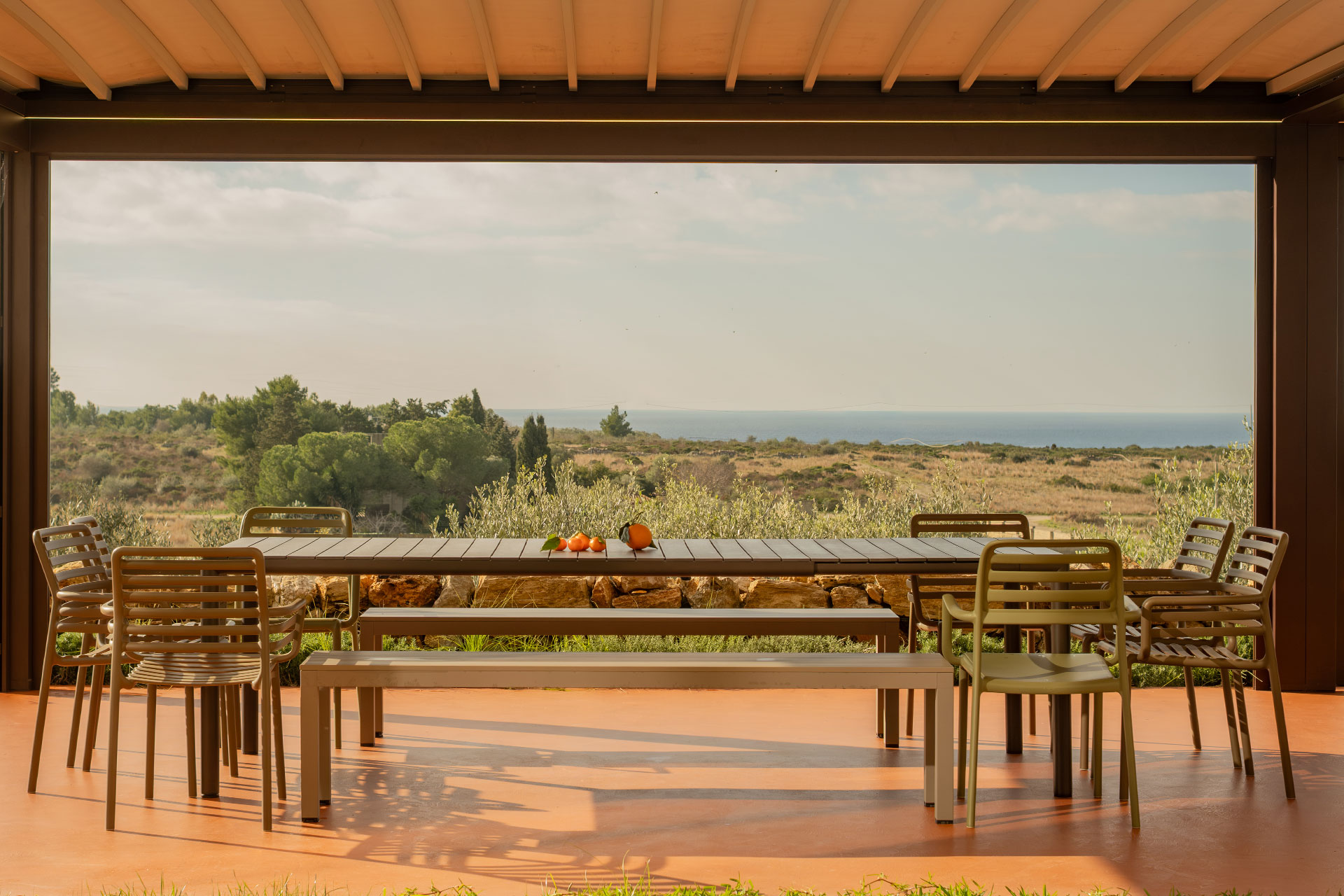 salle à manger extérieure avec pergola maison dans les Pouilles masseria Li Cafari salle à manger extérieure avec pergola maison dans les Pouilles masseria Li Cafari