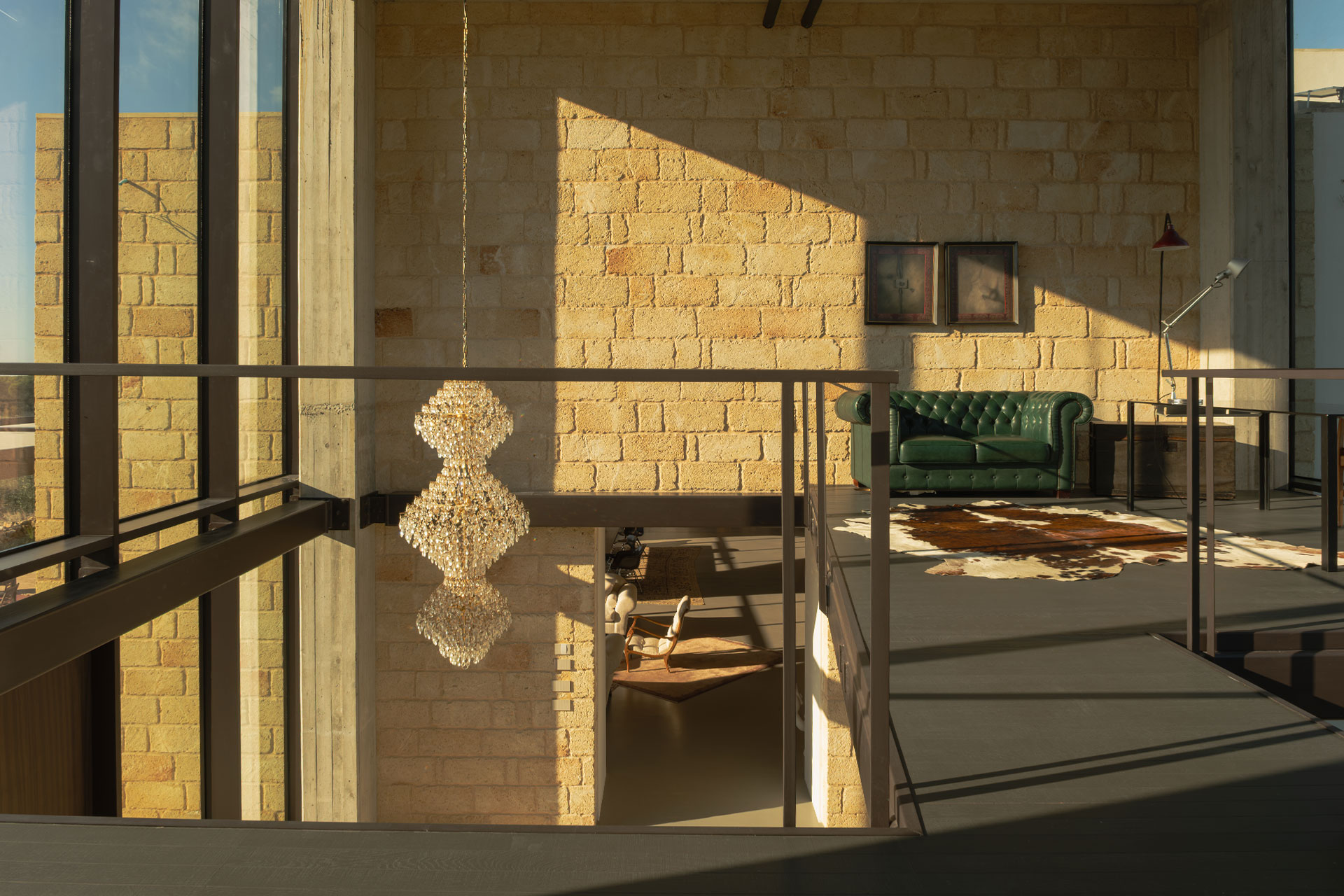 salon sur mezzanine murs de pierre cheminée baie vitrée décoration design maison dans les Pouilles masseria Li Cafari salon sur mezzanine murs de pierre cheminée baie vitrée décoration design maison dans les Pouilles masseria Li Cafari
