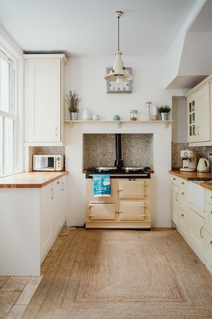 cuisine blanc et bois avec cuisinière Aga maison Victorienne près de la mer décoration rustique chic cuisine blanc et bois avec cuisinière Aga maison Victorienne près de la mer décoration rustique chic
