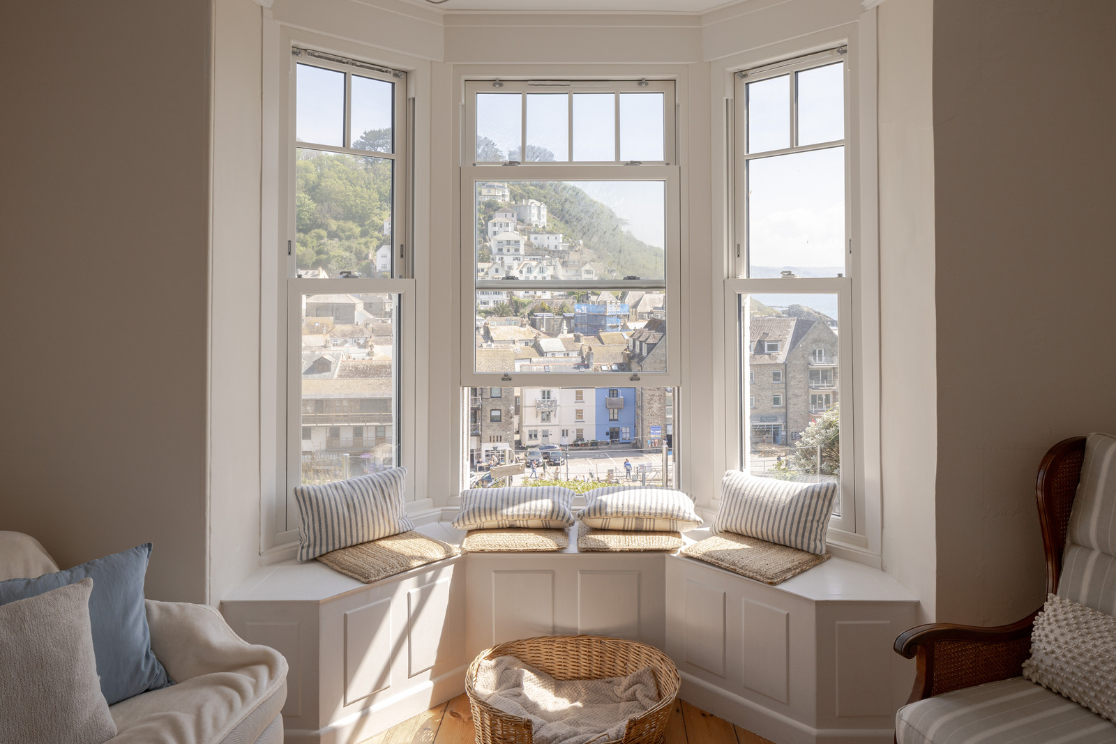 salon avec bow window maison Victorienne près de la mer décoration rustique chic salon avec bow window maison Victorienne près de la mer décoration rustique chic