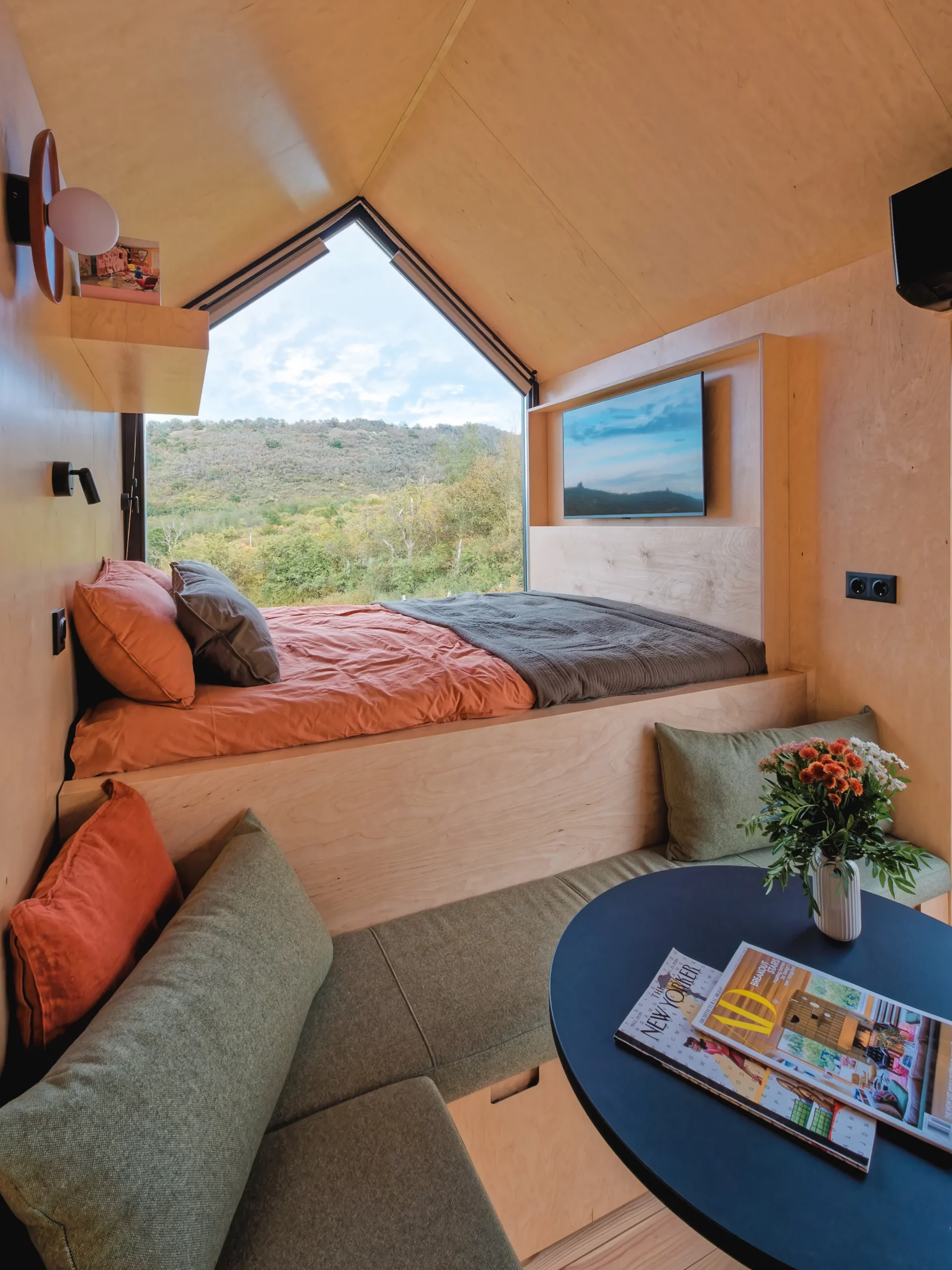 chambre avec pignon vitré et salon tiny house de 20m2 chambre avec pignon vitré et salon tiny house de 20m2