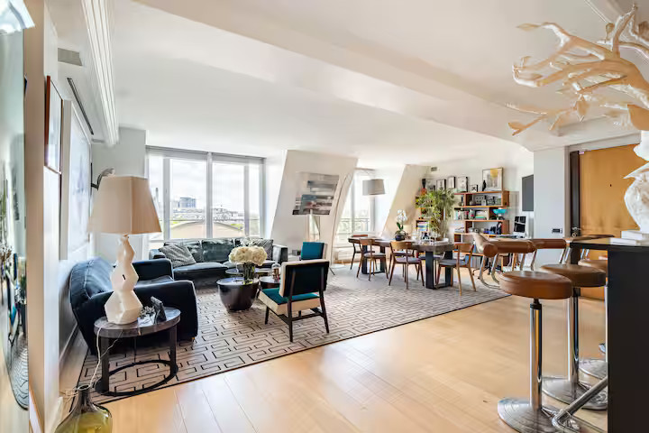 salon avec cuisine ouverte décoration contemporaine appartement à Paris 7ème rue Saint-Dominique avec rooftop et vue sur la tour Eiffel