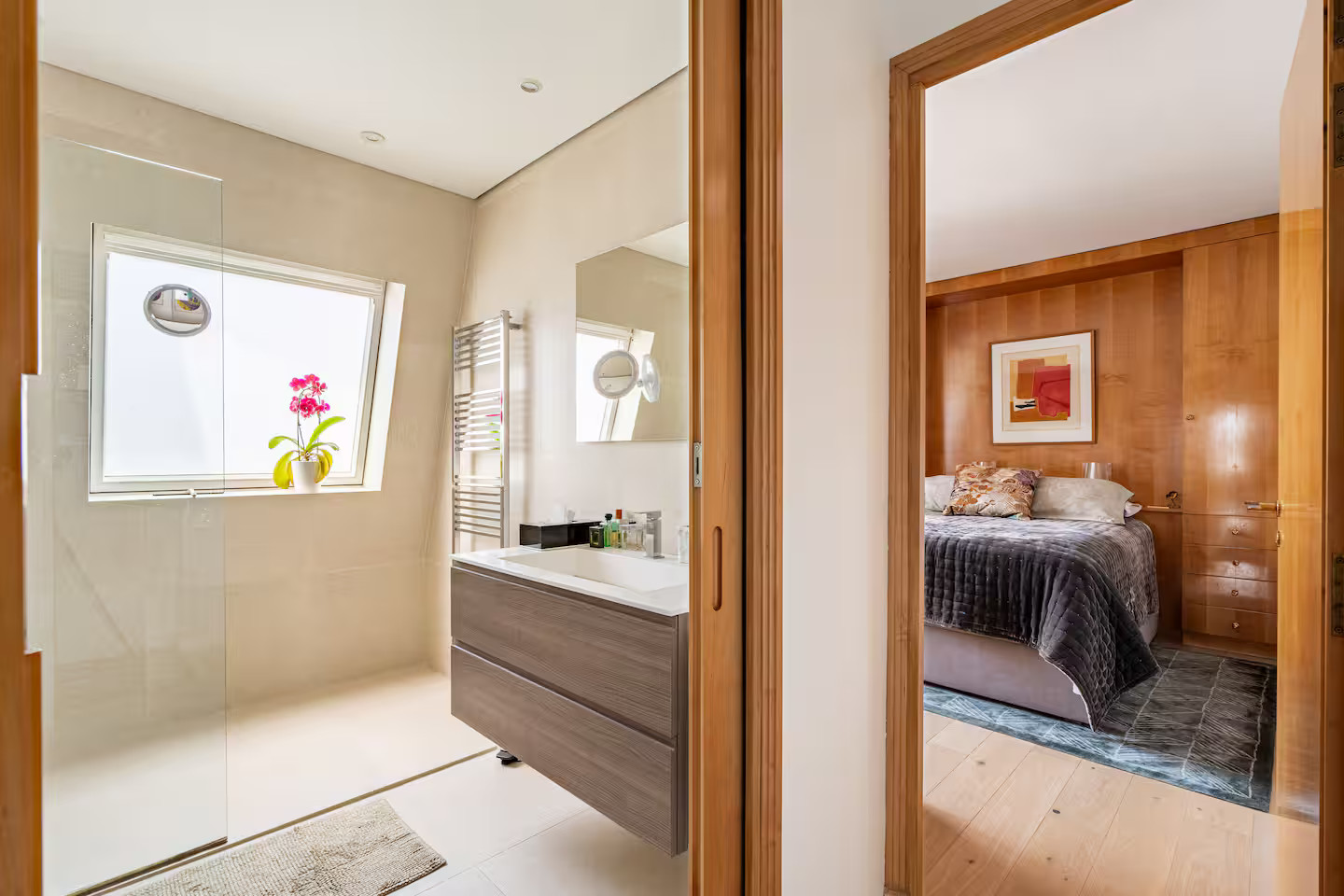 salle de bain et chambre décoration contemporaine appartement à Paris 7ème rue Saint-Dominique avec rooftop et vue sur la tour Eiffel