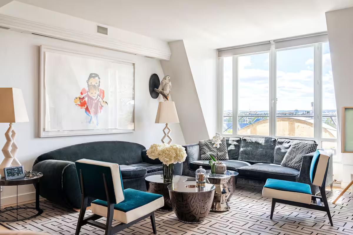 salon décoration contemporaine appartement à Paris 7ème rue Saint-Dominique avec rooftop et vue sur la tour Eiffel