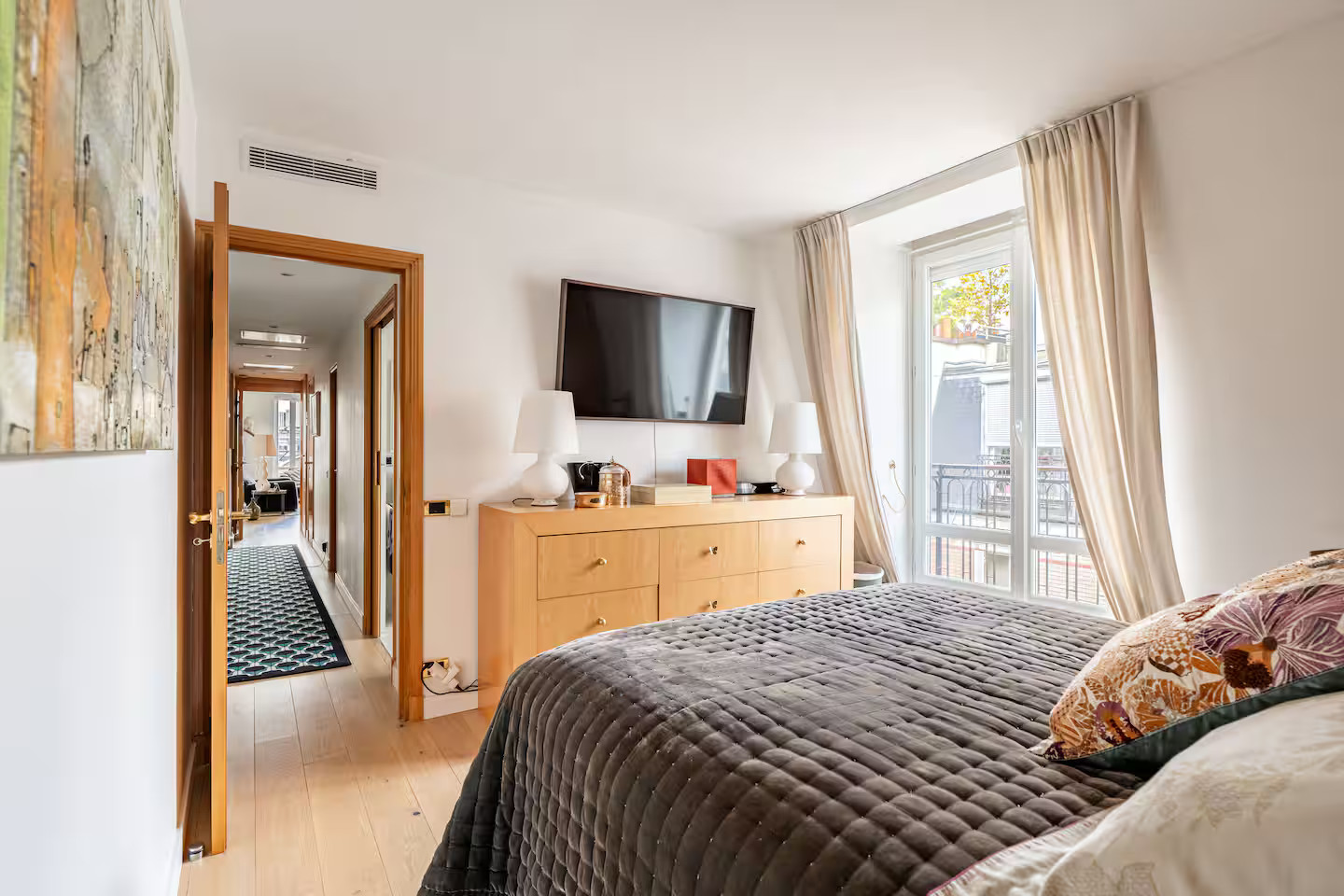 chambre décoration contemporaine appartement à Paris 7ème rue Saint-Dominique avec rooftop et vue sur la tour Eiffel