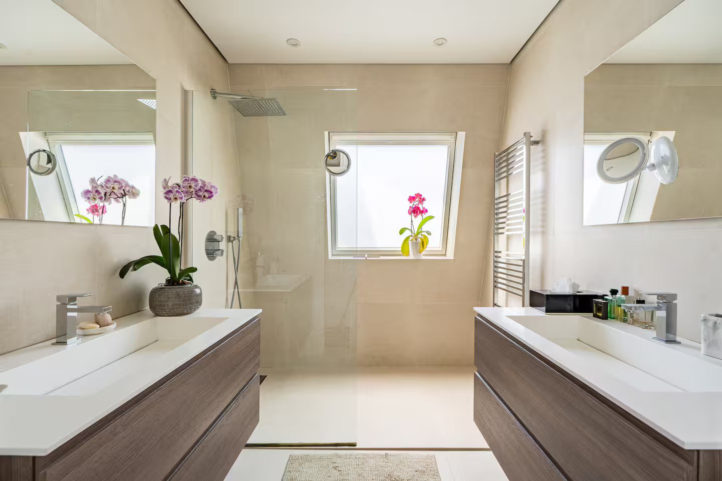 salle de bain décoration contemporaine appartement à Paris 7ème rue Saint-Dominique avec rooftop et vue sur la tour Eiffel