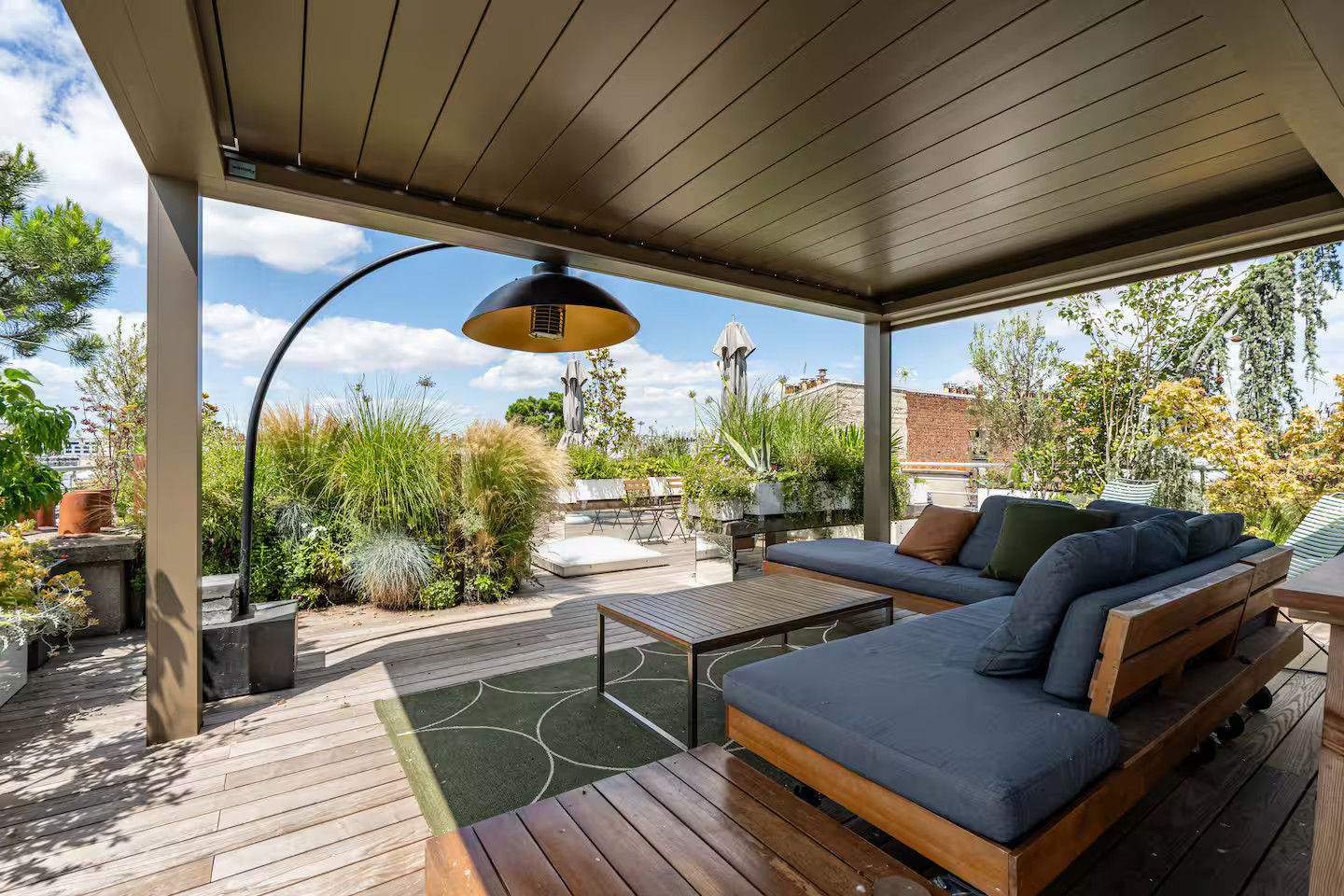 salon outdoor avec pergola appartement à Paris 7ème rue Saint-Dominique avec rooftop et vue sur la tour Eiffel