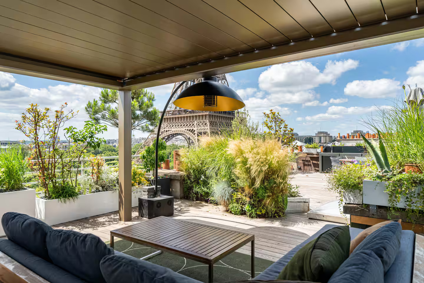 salon outdoor avec pergola bioclimatique appartement à Paris 7ème rue Saint-Dominique avec rooftop et vue sur la tour Eiffel