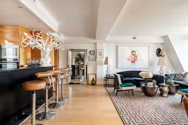 salon avec cuisine ouverte décoration contemporaine appartement à Paris 7ème rue Saint-Dominique avec rooftop et vue sur la tour Eiffel