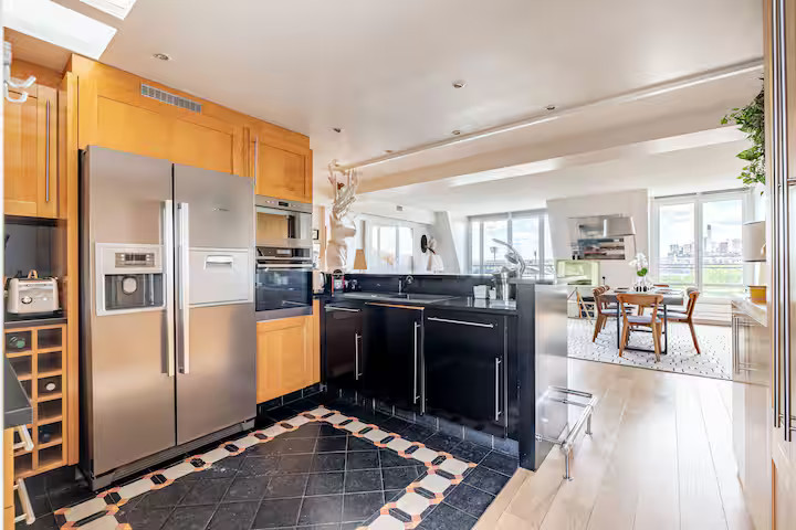 salon avec cuisine ouverte décoration contemporaine appartement à Paris 7ème rue Saint-Dominique avec rooftop et vue sur la tour Eiffel