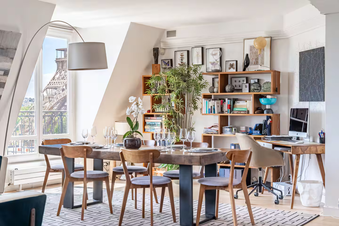 salle à manger décoration contemporaine appartement à Paris 7ème rue Saint-Dominique avec rooftop et vue sur la tour Eiffel