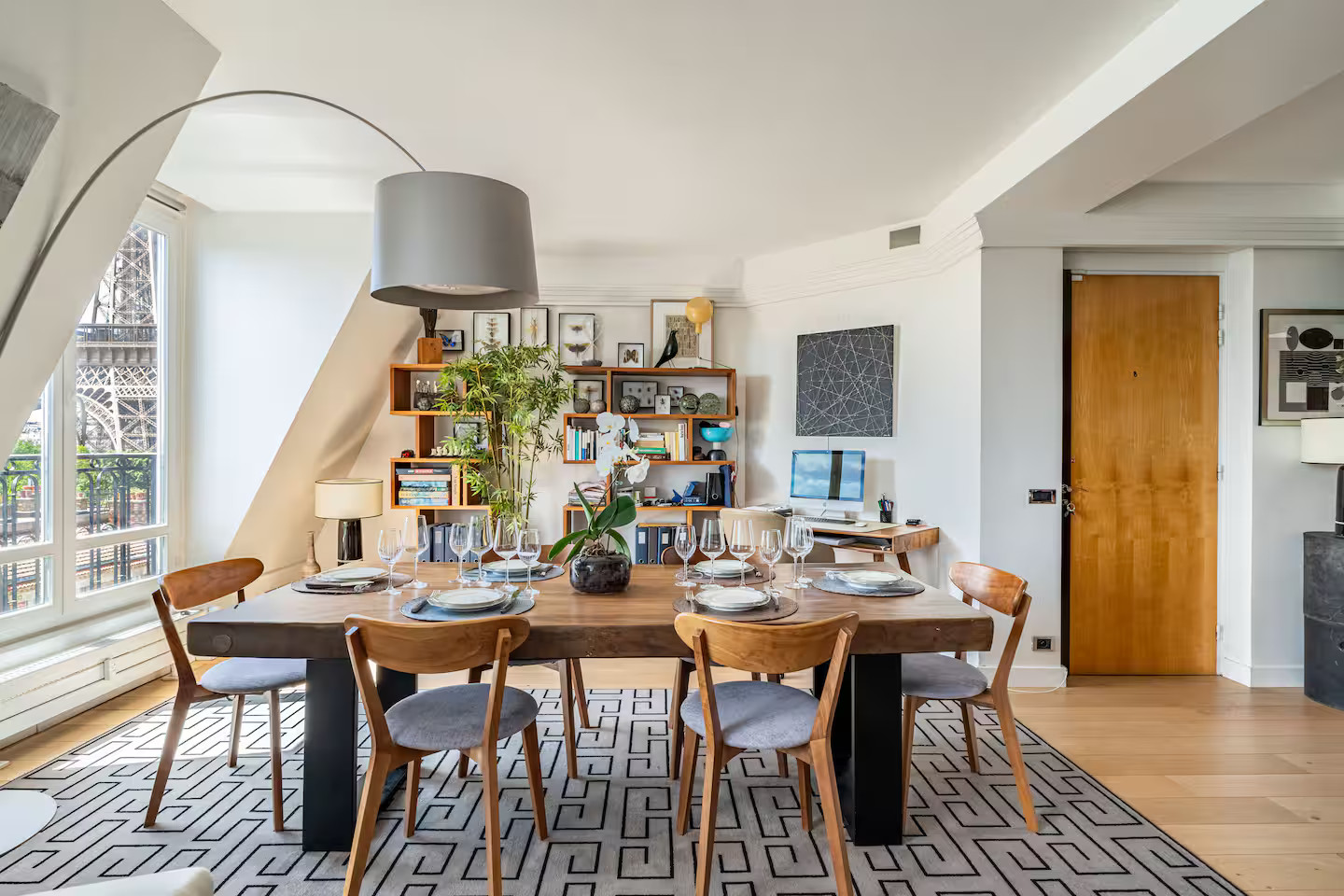 salle à manger décoration contemporaine appartement à Paris 7ème rue Saint-Dominique avec rooftop et vue sur la tour Eiffel