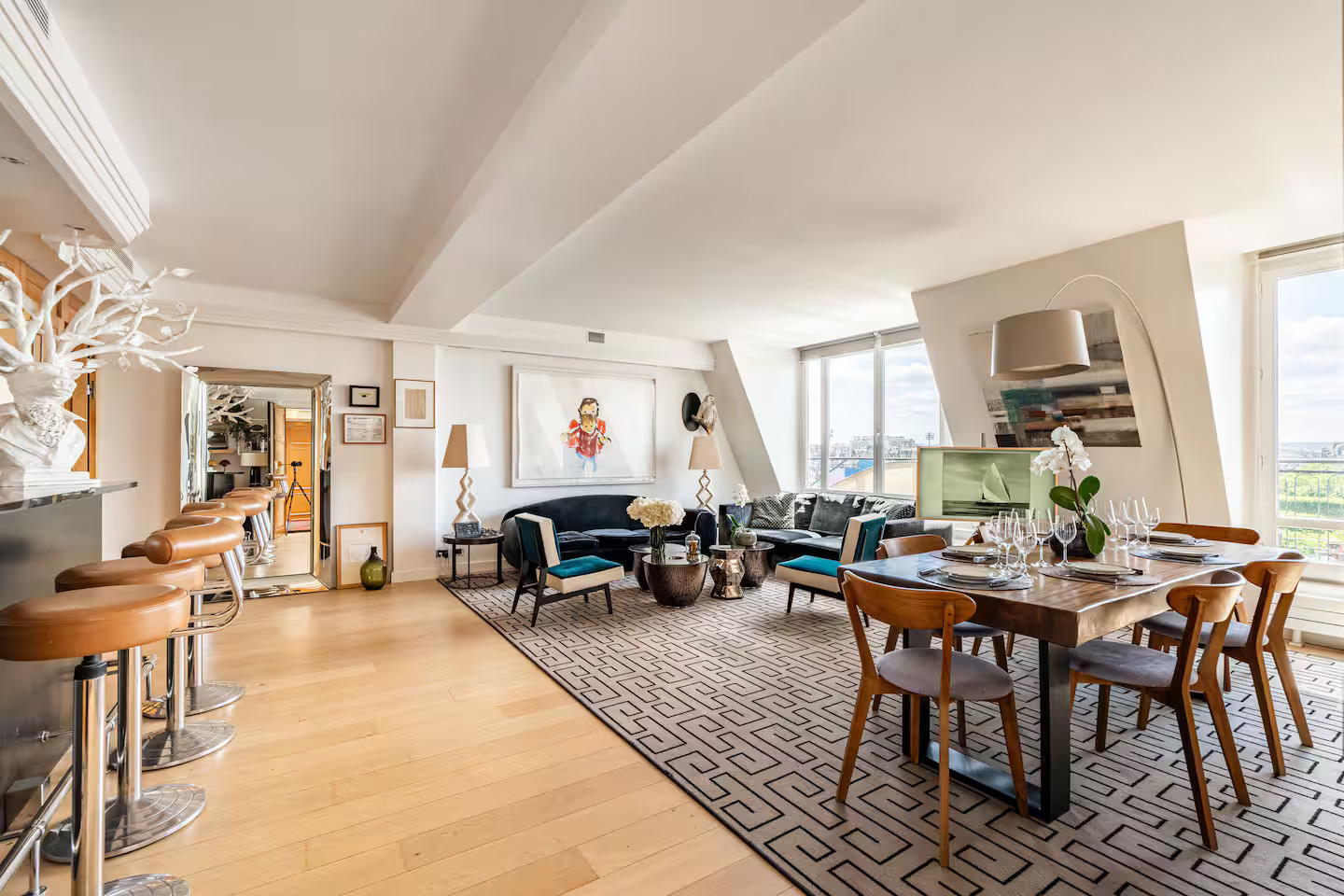salon salle à manger avec cuisine ouverte décoration contemporaine appartement à Paris 7ème rue Saint-Dominique avec rooftop et vue sur la tour Eiffel