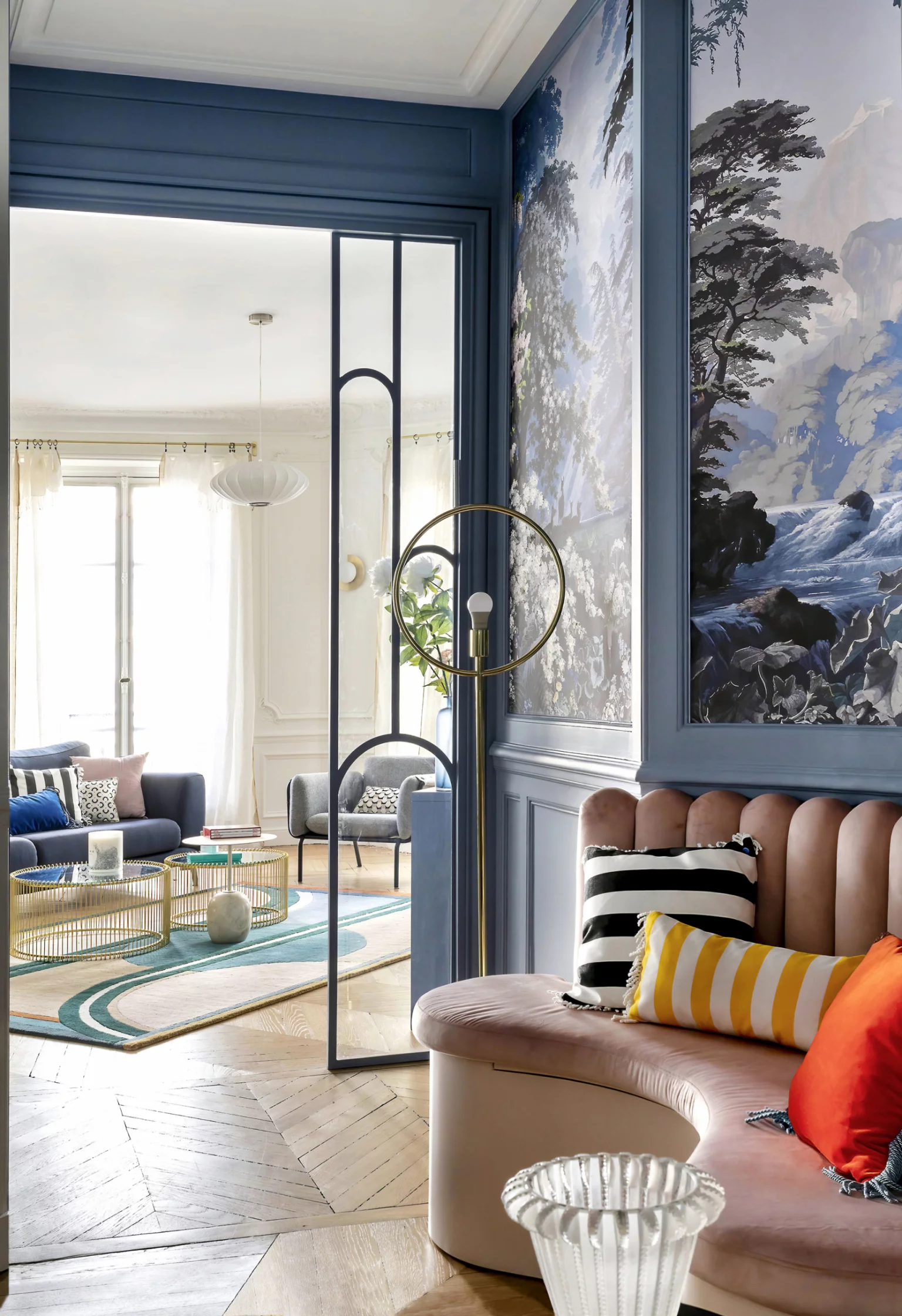 entrée appartement classique Paris avec papier-peint panoramique bleu décoration contemporaine
