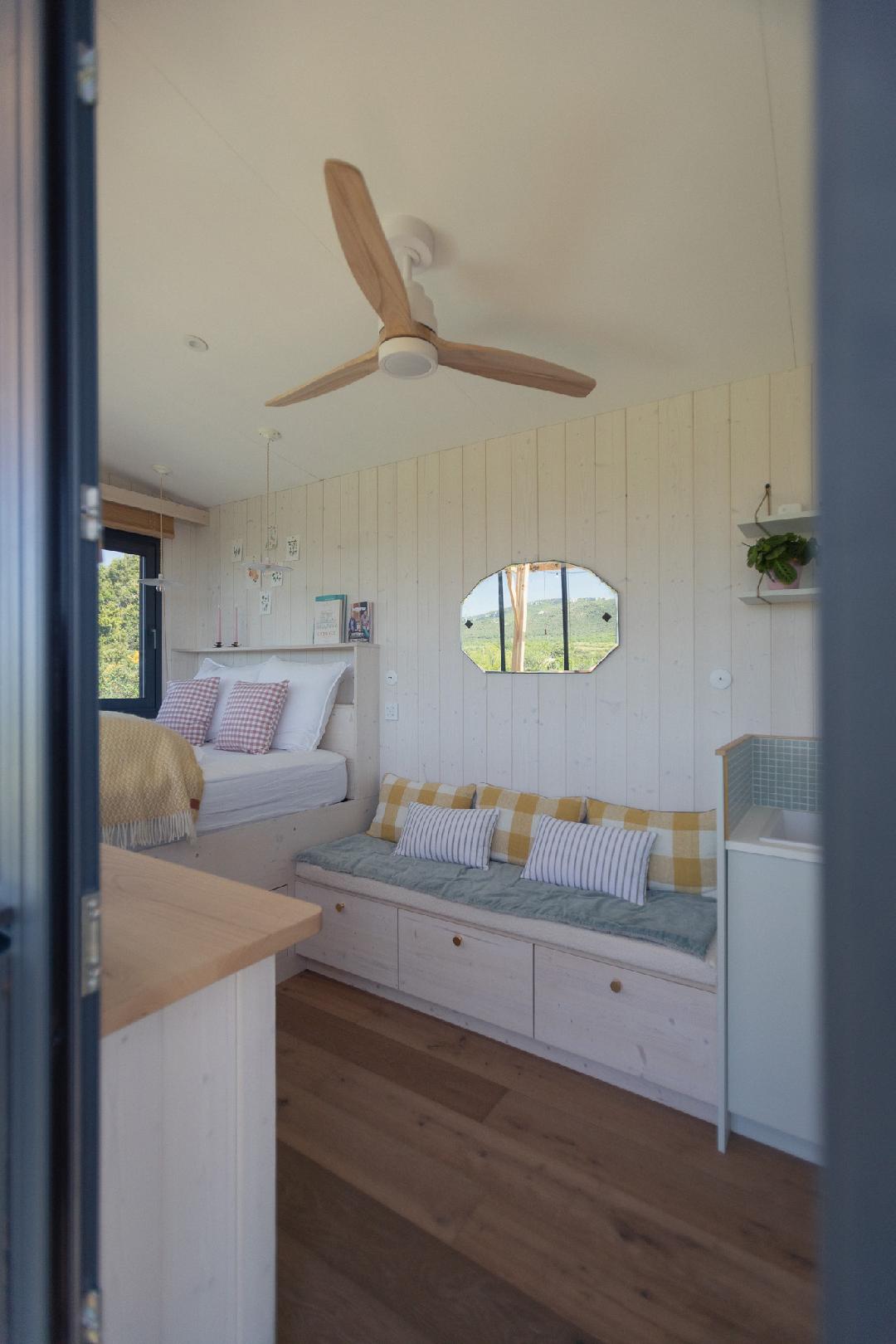 intérieur tiny house Pépiite Gorges de l intérieur tiny house Pépiite Gorges de l'Ardèche par Plume Habitat