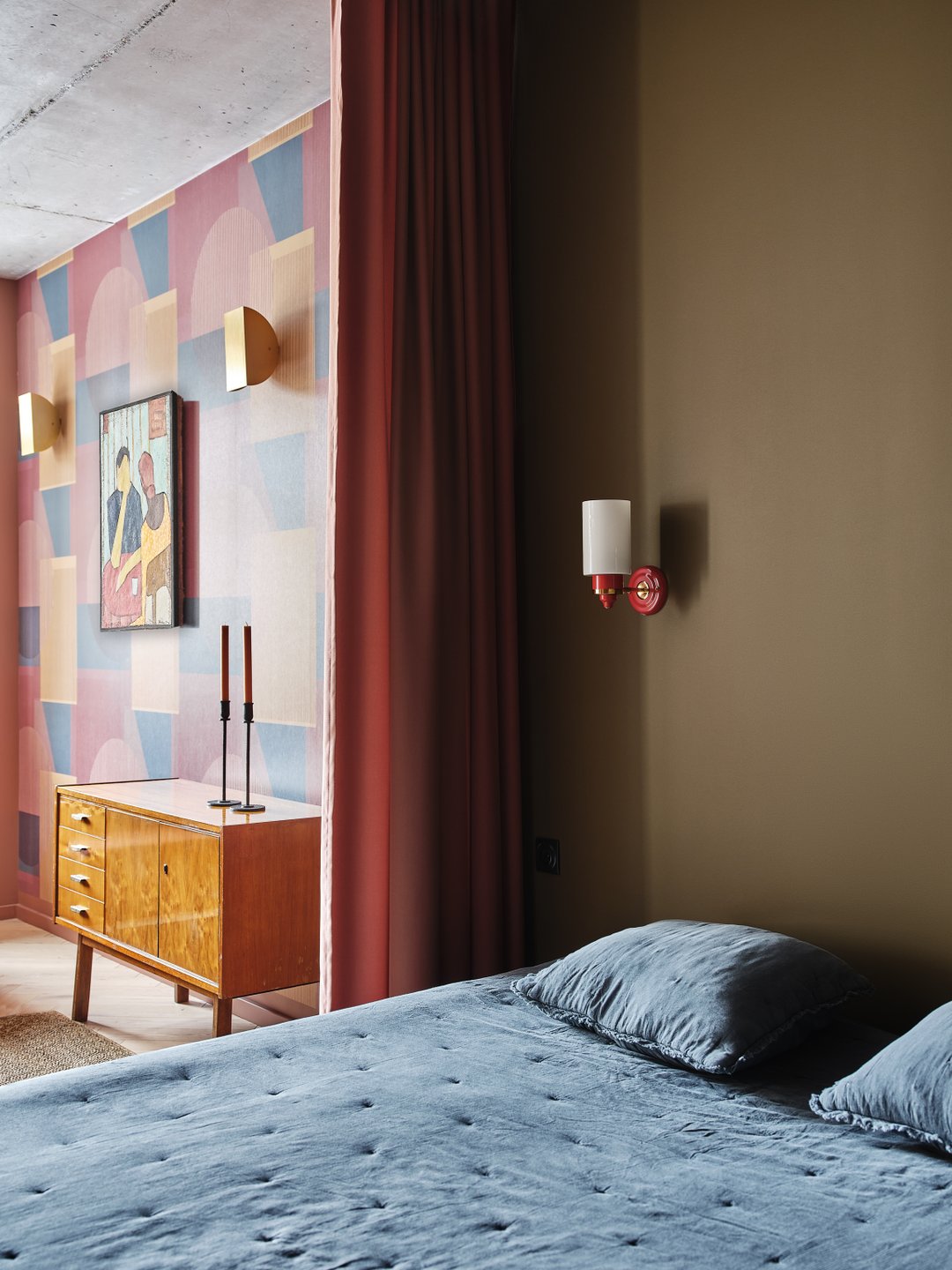 chambre fermée par rideau appartement 40m2 décoration contemporaine colorée chambre fermée par rideau appartement 40m2 décoration contemporaine colorée