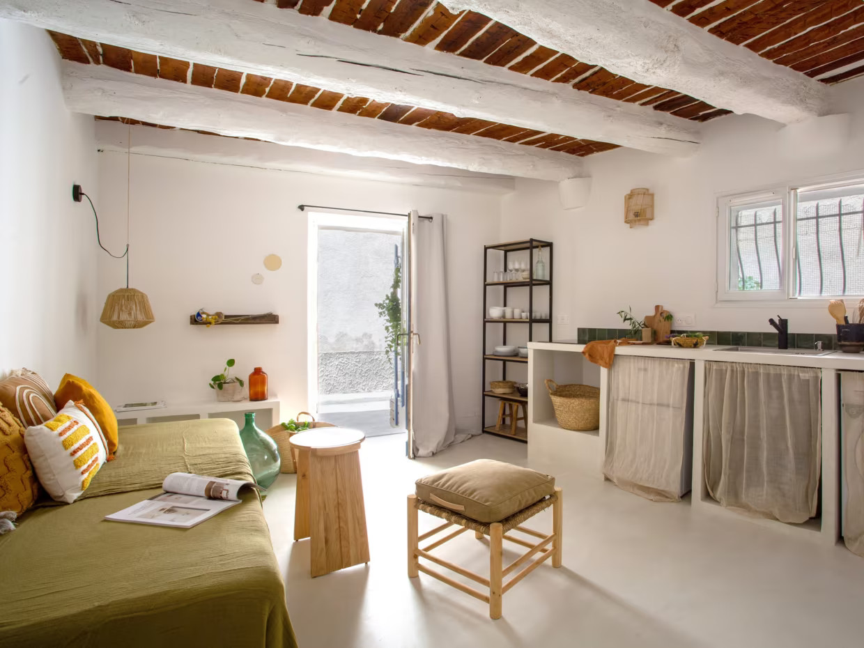 salon avec poutres et cuisine ouverte décoration rustique chic et contemporaine appartement 37m2 Antibes