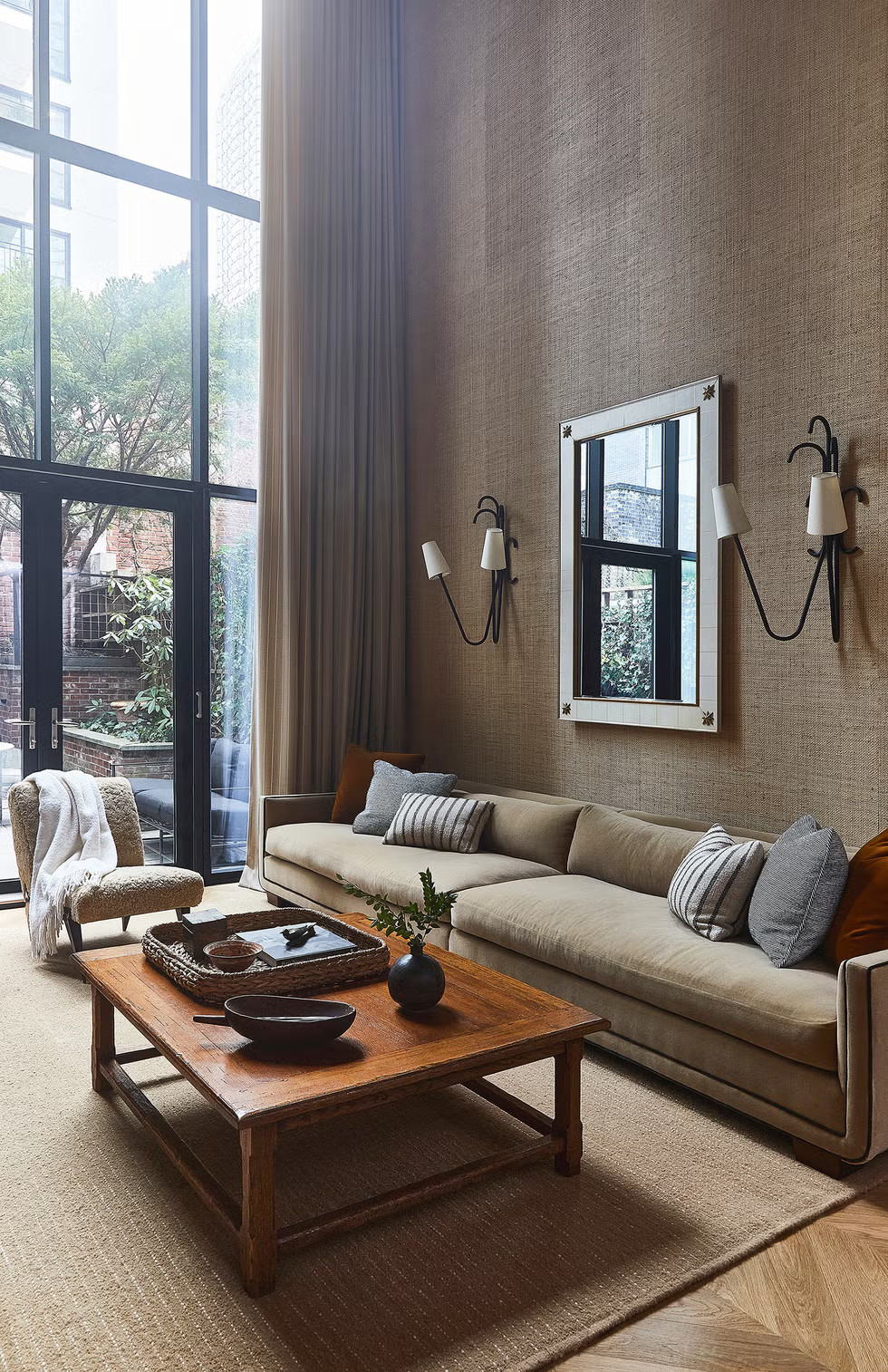 salon double hauteur avec pignon vitré maison de ville Manhattan décoration contemporaine